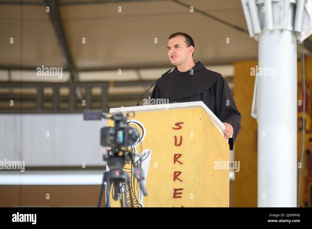 FRA Bojan Rizvan livrant une catéchèse pendant Mladifest 2021 – le festival de la jeunesse – à Medjugorje. Banque D'Images