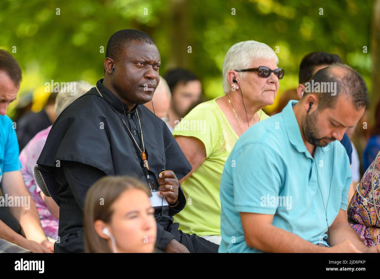 Un prêtre africain, entre autres pèlerins, à l'écoute d'une catéchèse pendant Mladifest 2021 – le festival de la jeunesse – à Medjugorje. Banque D'Images