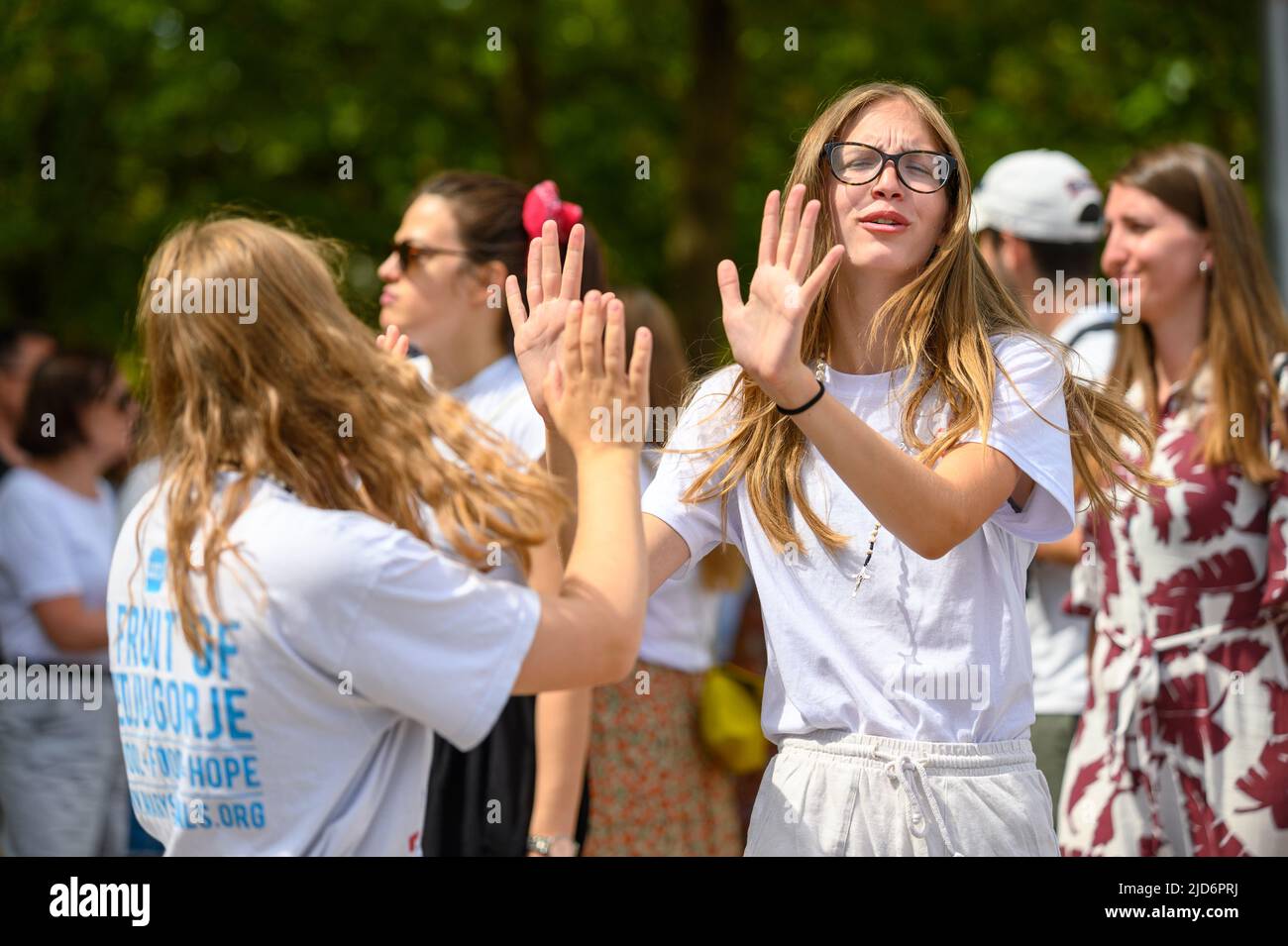 Des jeunes dansant sur des chansons chrétiennes pendant Mladifest 2021 – le festival de la jeunesse – à Medjugorje. Banque D'Images