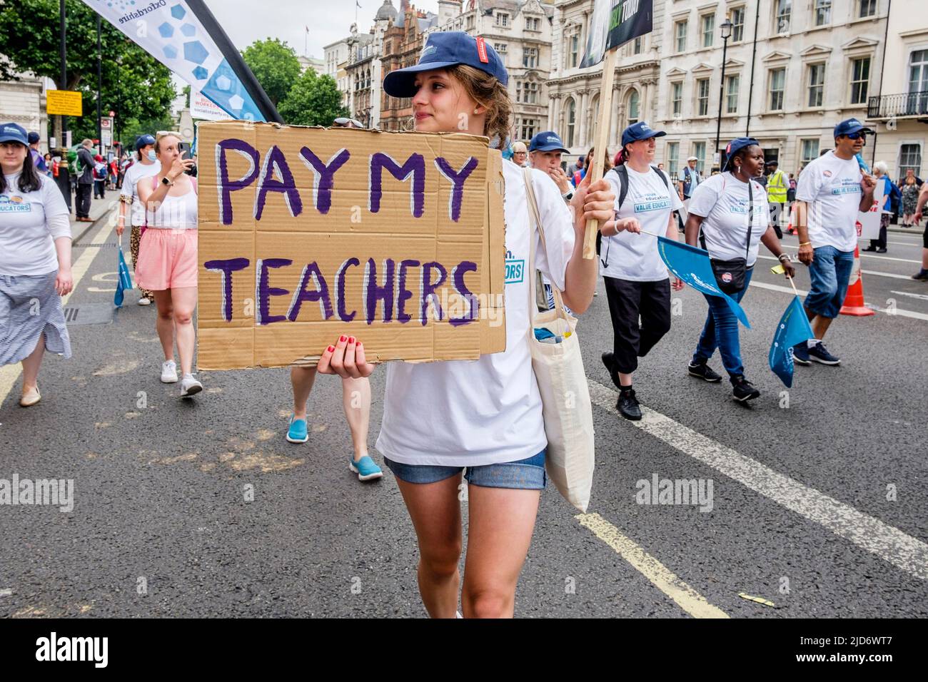 Londres, Royaume-Uni, 18th juin 2022. Des milliers de membres syndicaux marchent sur le We Demand une meilleure manifestation organisée par la TUC contre le gouvernement britannique. Un élève de l'école porte un écriteau exigeant un meilleur salaire pour les enseignants. Banque D'Images