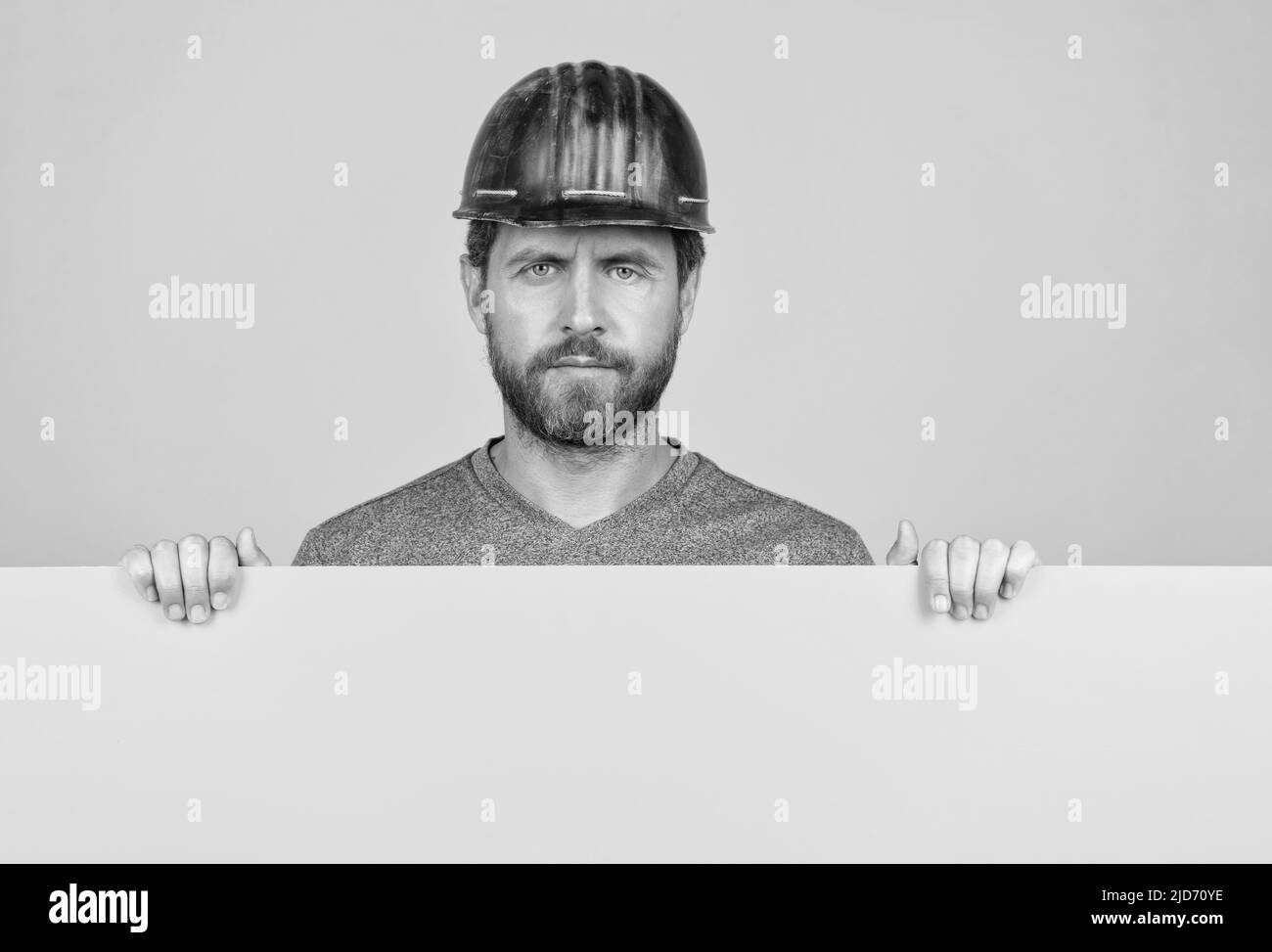 homme mature dans un casque. constructeur avec espace de copie sur papier. présentation des informations de nouveauté. Banque D'Images