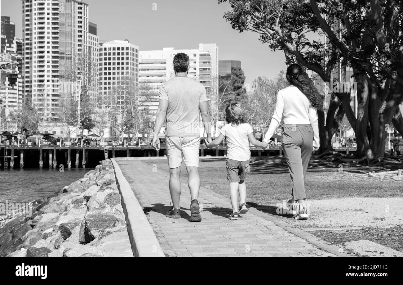 jeune famille marchant dans le parc avec vue sur le dos de son fils, parents Banque D'Images