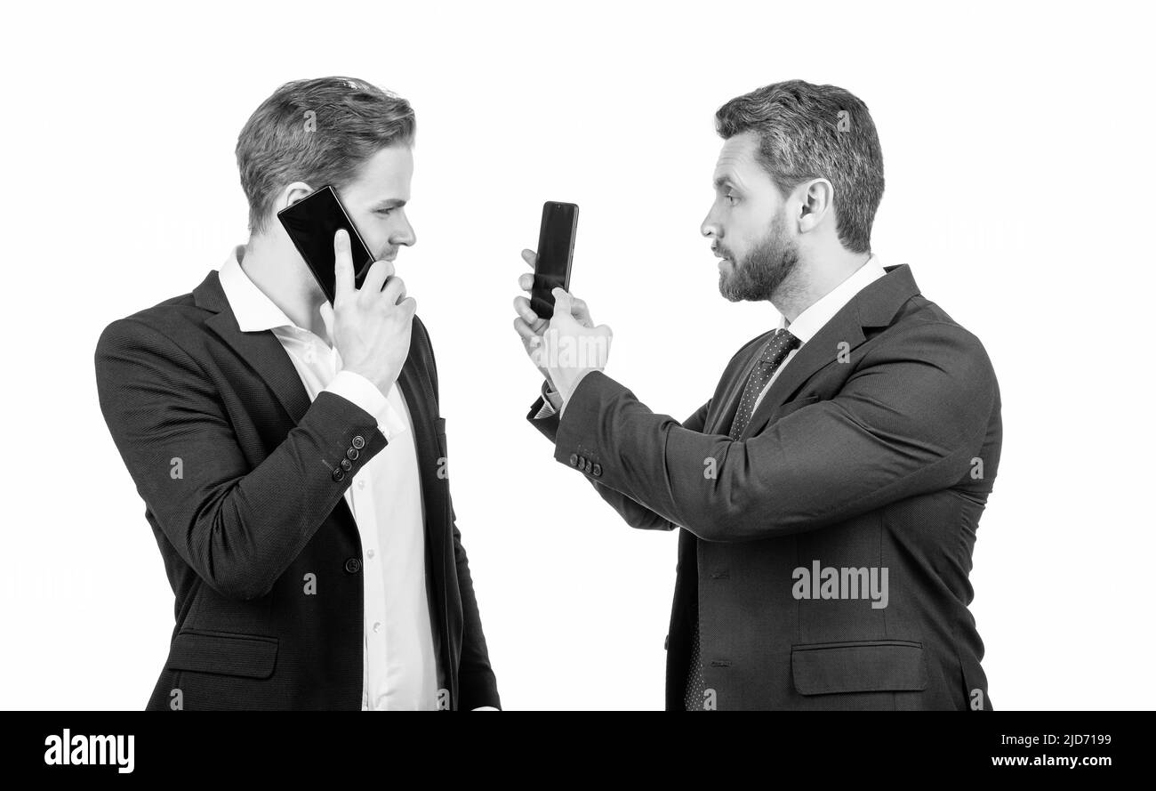désaccord de négociation de l'homme parlant sur smartphone et homme d'affaires montrant le téléphone, arguent. Banque D'Images