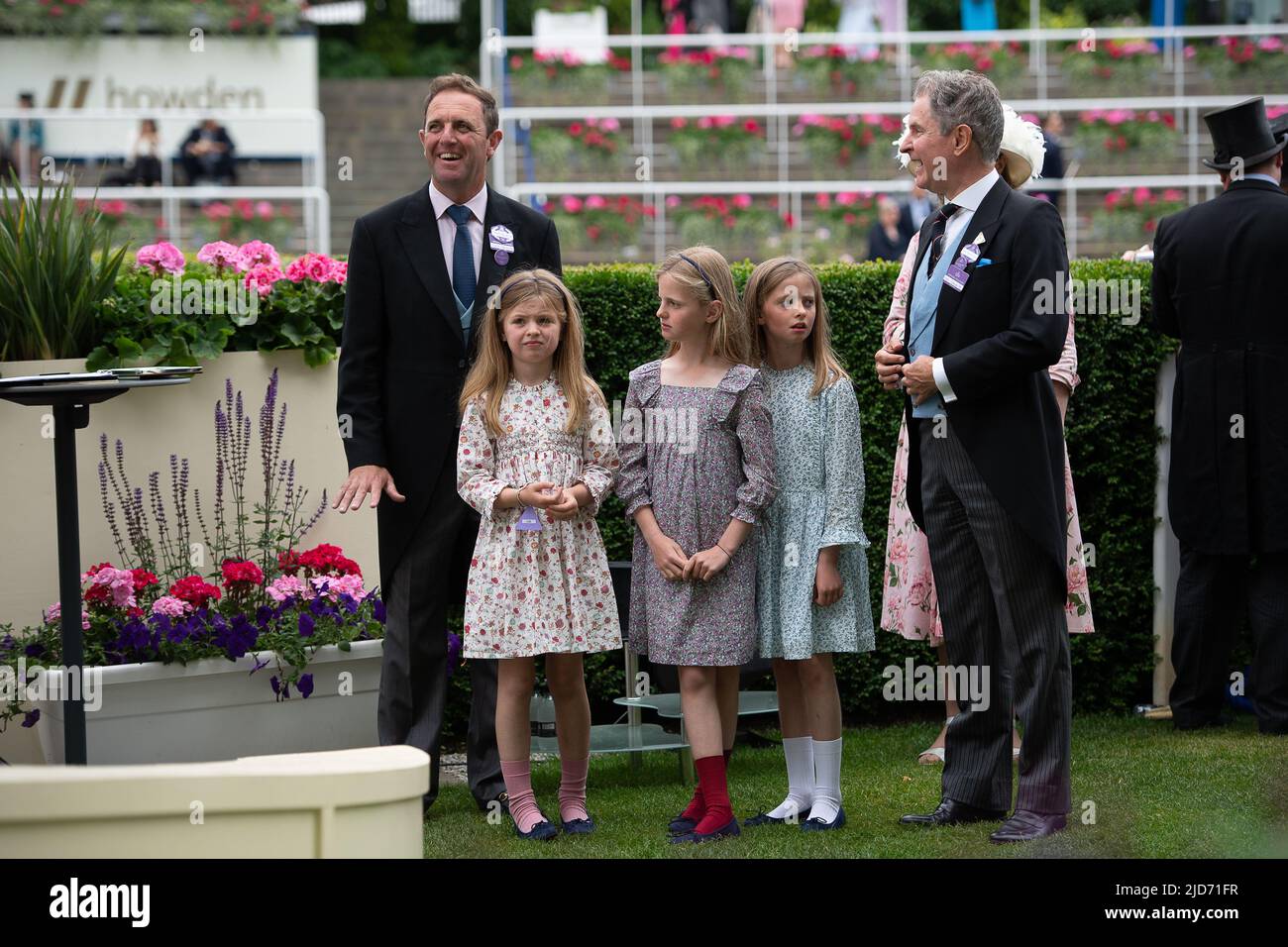 Ascot, Berkshire, Royaume-Uni. 18th juin 2022. Le cheval Noble Truth, monté par le jockey William Buick, remporte les enjeux du Jersey. Propriétaire, Godolphin. L'entraîneur Charlie Appleby en photo avec ses trois filles. Crédit : Maureen McLean/Alay Live News Banque D'Images