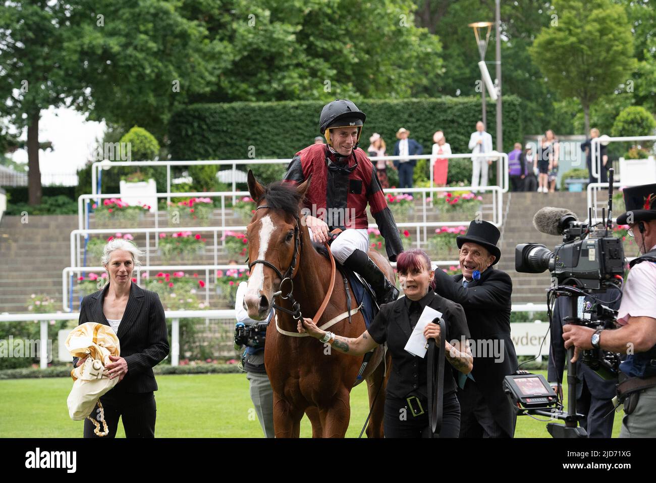 Ascot, Berkshire, Royaume-Uni. 18th juin 2022. Le cheval Rohann, monté par le jockey Ryan Moore, remporte les enjeux de Wokingham à Royal Ascot. Formateur David Evans, Abergavenny. Crédit : Maureen McLean/Alay Live News Banque D'Images