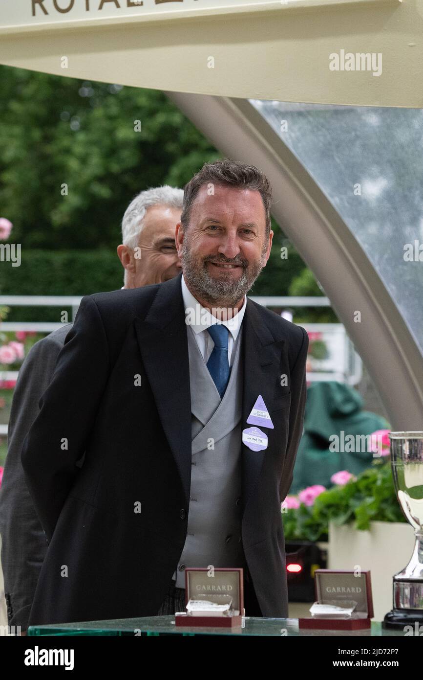 Ascot, Berkshire, Royaume-Uni. 18th juin 2022. Le cheval a manqué la coupe criblée par le jockey James McDonald a gagné la course de Golden Gates Stakes à Royal Ascot aujourd'hui. Propriétaire Ed Babington. Formateur George Boughey. Le comédien Lee Mack, qui apparaît dans la comédie sans sortir, a fait la présentation aux propriétaires gagnants et à l'entraîneur. Crédit : Maureen McLean/Alay Live News Banque D'Images
