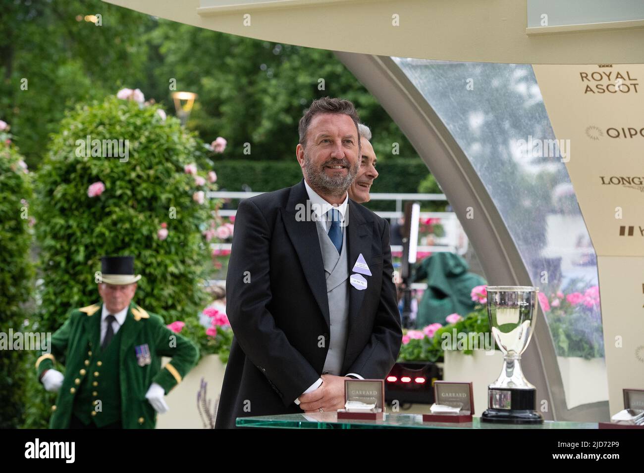 Ascot, Berkshire, Royaume-Uni. 18th juin 2022. Le cheval a manqué la coupe criblée par le jockey James McDonald a gagné la course de Golden Gates Stakes à Royal Ascot aujourd'hui. Propriétaire Ed Babington. Formateur George Boughey. Le comédien Lee Mack, qui apparaît dans la comédie sans sortir, a fait la présentation aux propriétaires gagnants et à l'entraîneur. Crédit : Maureen McLean/Alay Live News Banque D'Images