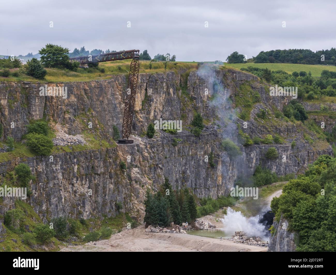 ***Vidéo disponible*** Mission: Impossible 7 scène d'accident de train de locomotive à Stoney Middleton, Derbyshire. La réplique du train à vapeur du British Railway Britannia est chassés de la falaise pour la scène finale de l'accident dans le dernier film à succès de Tom Cruise. La locomotive vole dans les airs dans un style spectaculaire avant de s'écraser dans la carrière ci-dessous. La scène a été filmée par deux hélicoptères et de nombreuses caméras à distance. Tom Cruise est arrivé juste avant la scène de l'accident final dans son hélicoptère personnel, il a voyagé autour du film avant d'atterrir dans les champs près de la voie ferrée au-dessus de la carrière. Le TR de vapeur Banque D'Images