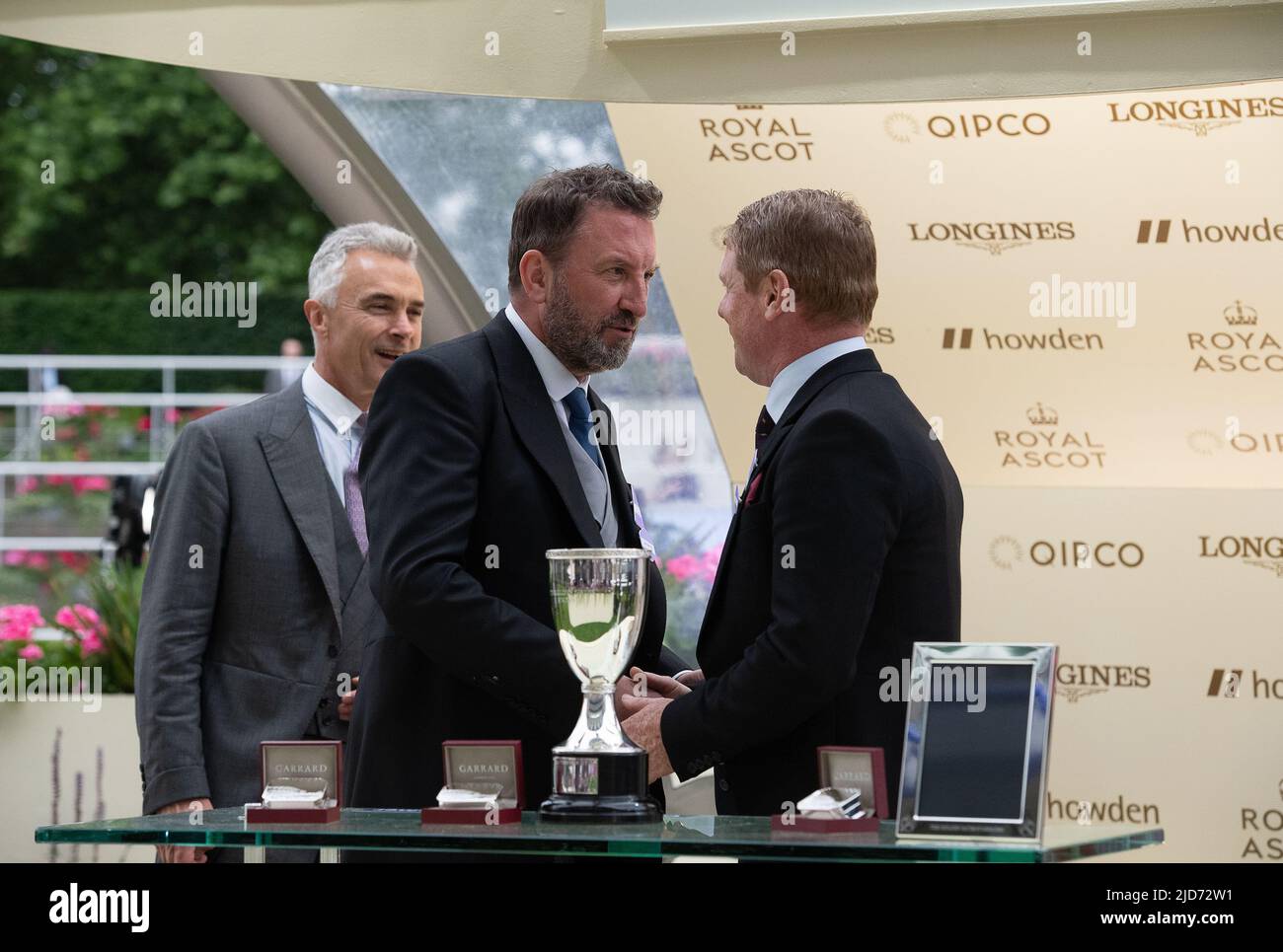 Ascot, Berkshire, Royaume-Uni. 18th juin 2022. Le cheval a manqué la coupe criblée par le jockey James McDonald a gagné la course de Golden Gates Stakes à Royal Ascot aujourd'hui. Propriétaire Ed Babington. Formateur George Boughey. Le comédien Lee Mack, qui apparaît dans la comédie sans sortir, a fait la présentation aux propriétaires gagnants et à l'entraîneur. Crédit : Maureen McLean/Alay Live News Banque D'Images