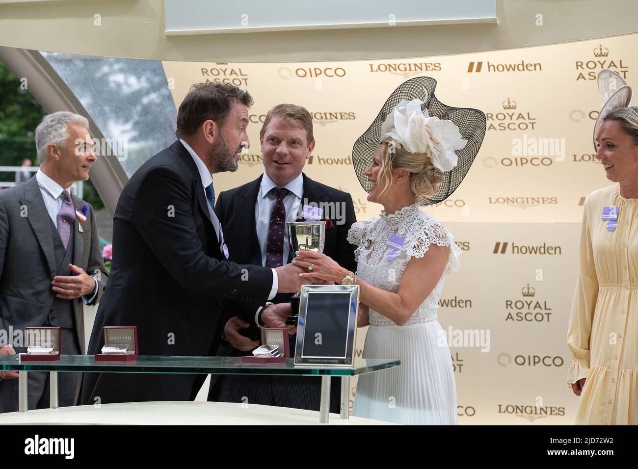 Ascot, Berkshire, Royaume-Uni. 18th juin 2022. Le cheval a manqué la coupe criblée par le jockey James McDonald a gagné la course de Golden Gates Stakes à Royal Ascot aujourd'hui. Propriétaire Ed Babington. Formateur George Boughey. Le comédien Lee Mack, qui apparaît dans la comédie sans sortir, a fait la présentation aux propriétaires gagnants et à l'entraîneur. Crédit : Maureen McLean/Alay Live News Banque D'Images