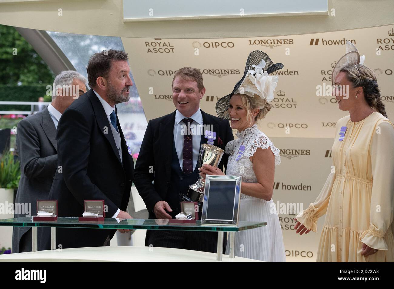 Ascot, Berkshire, Royaume-Uni. 18th juin 2022. Le cheval a manqué la coupe criblée par le jockey James McDonald a gagné la course de Golden Gates Stakes à Royal Ascot aujourd'hui. Propriétaire Ed Babington. Formateur George Boughey. Le comédien Lee Mack, qui apparaît dans la comédie sans sortir, a fait la présentation aux propriétaires gagnants et à l'entraîneur. Crédit : Maureen McLean/Alay Live News Banque D'Images