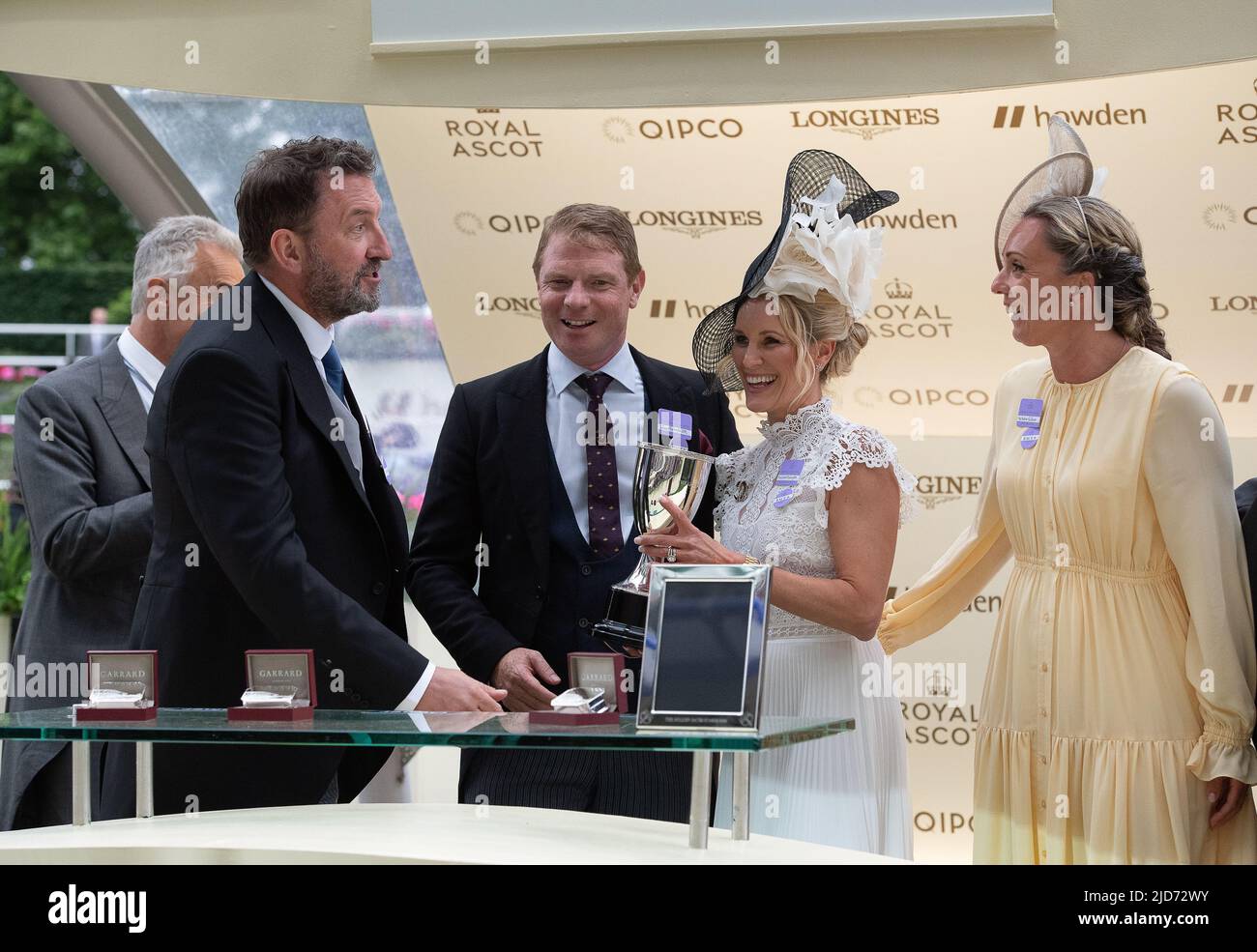 Ascot, Berkshire, Royaume-Uni. 18th juin 2022. Le cheval a manqué la coupe criblée par le jockey James McDonald a gagné la course de Golden Gates Stakes à Royal Ascot aujourd'hui. Propriétaire Ed Babington. Formateur George Boughey. Le comédien Lee Mack, qui apparaît dans la comédie sans sortir, a fait la présentation aux propriétaires gagnants et à l'entraîneur. Crédit : Maureen McLean/Alay Live News Banque D'Images