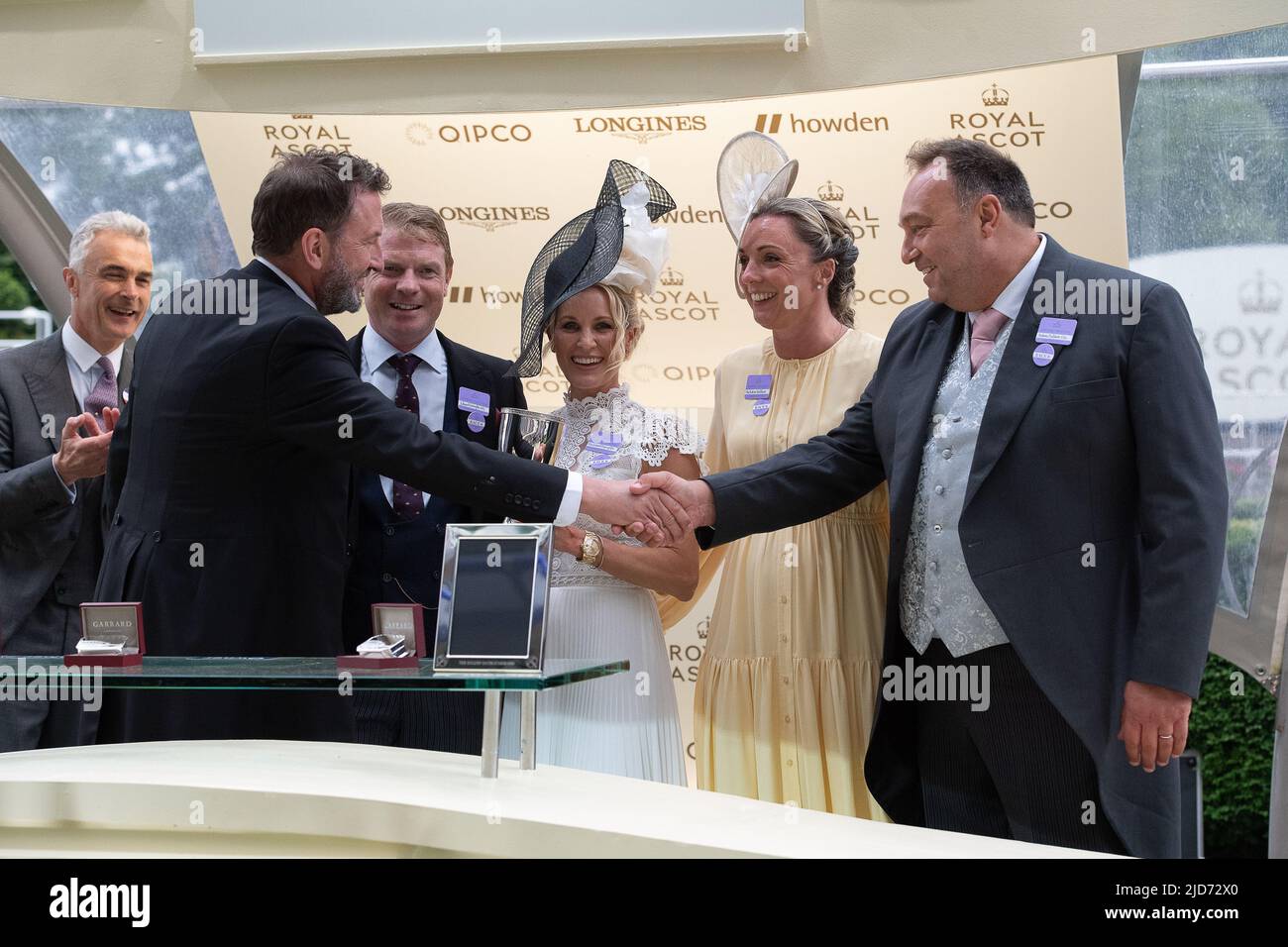 Ascot, Berkshire, Royaume-Uni. 18th juin 2022. Le cheval a manqué la coupe criblée par le jockey James McDonald a gagné la course de Golden Gates Stakes à Royal Ascot aujourd'hui. Propriétaire Ed Babington. Formateur George Boughey. Le comédien Lee Mack, qui apparaît dans la comédie sans sortir, a fait la présentation aux propriétaires gagnants et à l'entraîneur. Crédit : Maureen McLean/Alay Live News Banque D'Images