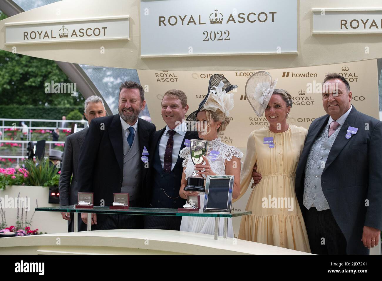 Ascot, Berkshire, Royaume-Uni. 18th juin 2022. Le cheval a manqué la coupe criblée par le jockey James McDonald a gagné la course de Golden Gates Stakes à Royal Ascot aujourd'hui. Propriétaire Ed Babington. Formateur George Boughey. Le comédien Lee Mack, qui apparaît dans la comédie sans sortir, a fait la présentation aux propriétaires gagnants et à l'entraîneur. Crédit : Maureen McLean/Alay Live News Banque D'Images