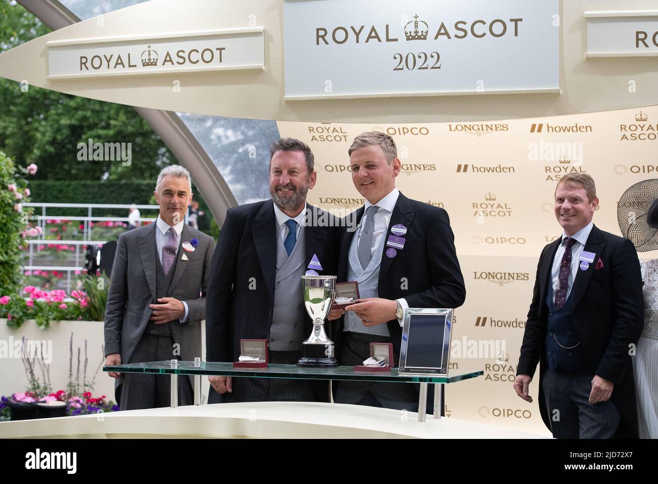 Ascot, Berkshire, Royaume-Uni. 18th juin 2022. Le cheval a manqué la coupe criblée par le jockey James McDonald a gagné la course de Golden Gates Stakes à Royal Ascot aujourd'hui. Propriétaire Ed Babington. Formateur George Boughey. Le comédien Lee Mack, qui apparaît dans la comédie sans sortir, a fait la présentation aux propriétaires gagnants et à l'entraîneur. Crédit : Maureen McLean/Alay Live News Banque D'Images