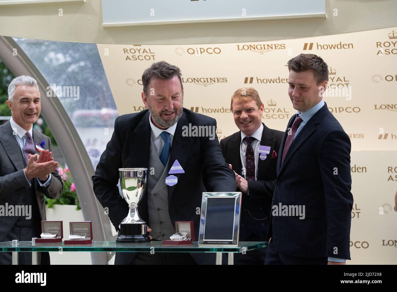 Ascot, Berkshire, Royaume-Uni. 18th juin 2022. Le cheval a manqué la coupe criblée par le jockey James McDonald a gagné la course de Golden Gates Stakes à Royal Ascot aujourd'hui. Propriétaire Ed Babington. Formateur George Boughey. Le comédien Lee Mack, qui apparaît dans la comédie sans sortir, a fait la présentation aux propriétaires gagnants et à l'entraîneur. Crédit : Maureen McLean/Alay Live News Banque D'Images