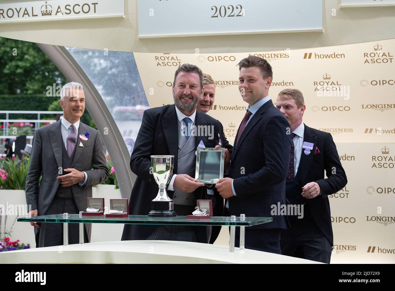 Ascot, Berkshire, Royaume-Uni. 18th juin 2022. Le cheval a manqué la coupe criblée par le jockey James McDonald a gagné la course de Golden Gates Stakes à Royal Ascot aujourd'hui. Propriétaire Ed Babington. Formateur George Boughey. Le comédien Lee Mack, qui apparaît dans la comédie sans sortir, a fait la présentation aux propriétaires gagnants et à l'entraîneur. Crédit : Maureen McLean/Alay Live News Banque D'Images