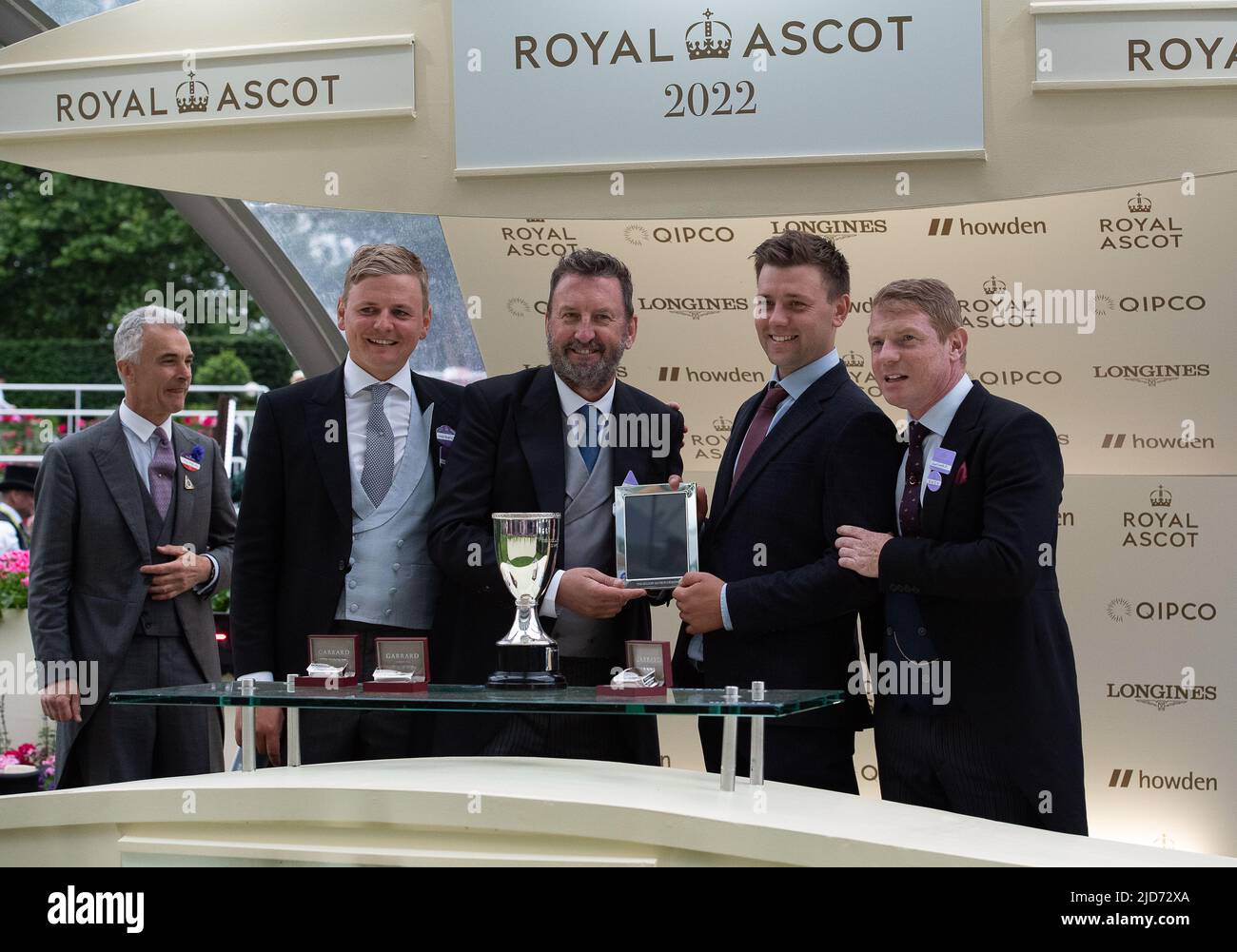 Ascot, Berkshire, Royaume-Uni. 18th juin 2022. Le cheval a manqué la coupe criblée par le jockey James McDonald a gagné la course de Golden Gates Stakes à Royal Ascot aujourd'hui. Propriétaire Ed Babington. Formateur George Boughey. Le comédien Lee Mack, qui apparaît dans la comédie sans sortir, a fait la présentation aux propriétaires gagnants et à l'entraîneur. Crédit : Maureen McLean/Alay Live News Banque D'Images