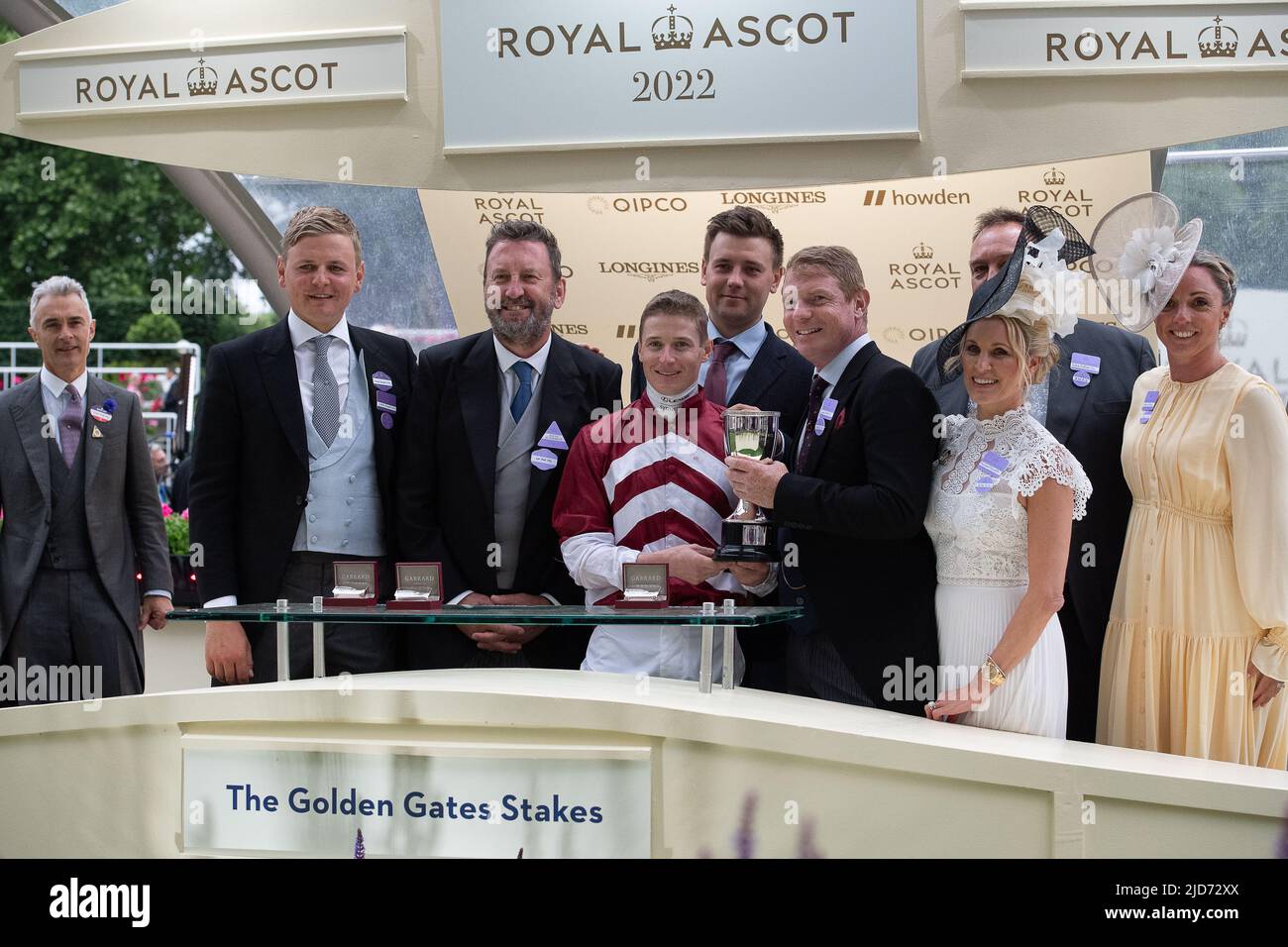 Ascot, Berkshire, Royaume-Uni. 18th juin 2022. Le cheval a manqué la coupe criblée par le jockey James McDonald a gagné la course de Golden Gates Stakes à Royal Ascot aujourd'hui. Propriétaire Ed Babington. Formateur George Boughey. Le comédien Lee Mack, qui apparaît dans la comédie sans sortir, a fait la présentation aux propriétaires gagnants et à l'entraîneur. Crédit : Maureen McLean/Alay Live News Banque D'Images