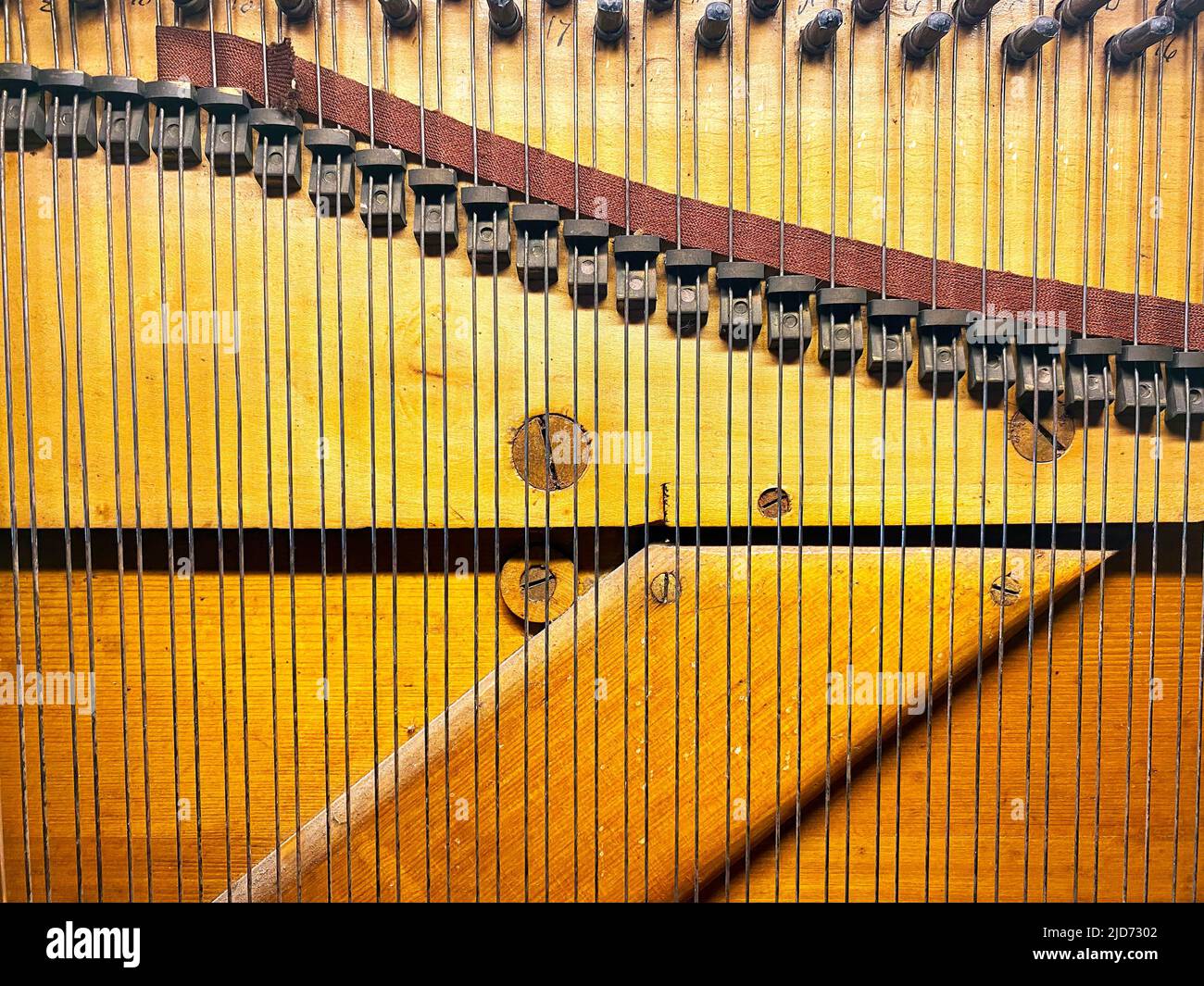 Cordes à l'intérieur d'un piano en bois d'époque Banque D'Images