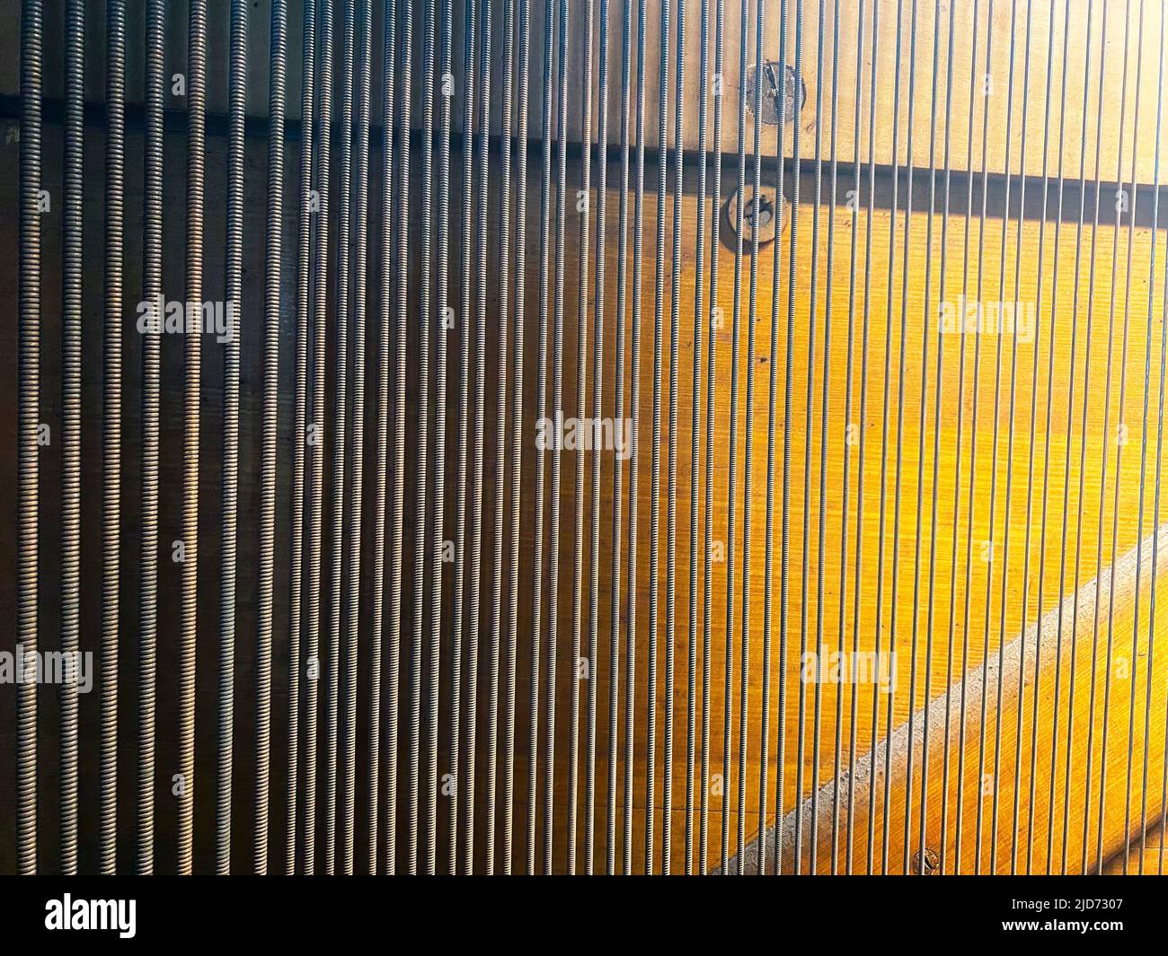 Cordes à l'intérieur d'un piano en bois d'époque Banque D'Images
