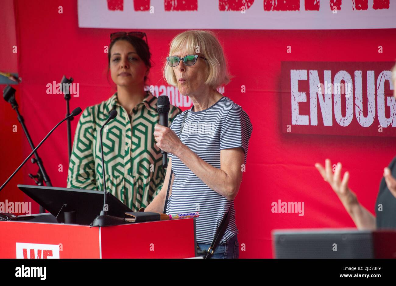 Londres, Angleterre, Royaume-Uni. 18th juin 2022. Sue FERNS, présidente du Congrès des syndicats (TUC), s'adresse à la foule sur la place du Parlement lors d'une manifestation pour exiger un meilleur accord contre l'augmentation du coût de la vie. (Image de crédit : © Tayfun Salci/ZUMA Press Wire) Banque D'Images