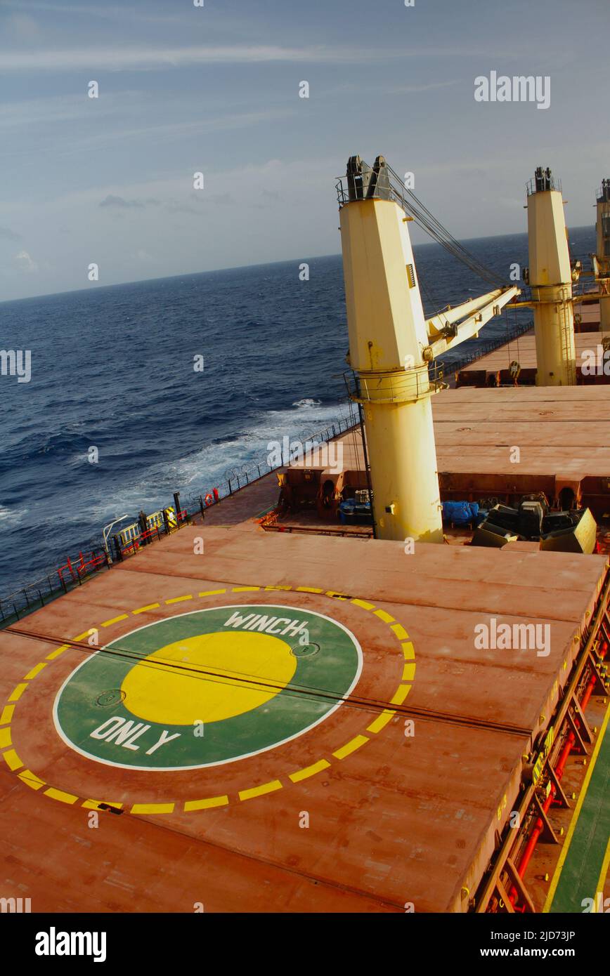 Le navire marchand transportant des marchandises en vrac est en cours de mer par temps difficile Banque D'Images