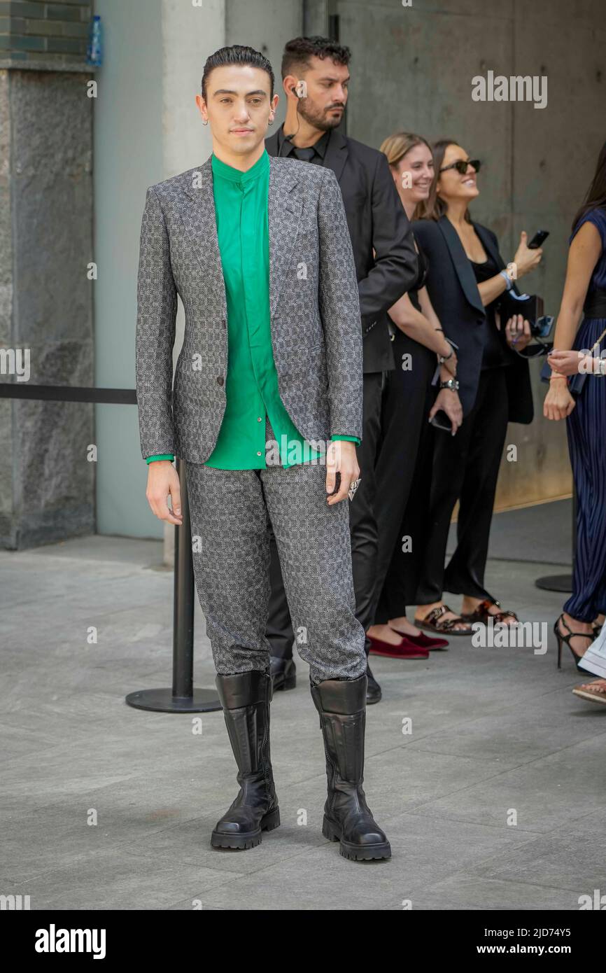 Milan, Italie. 18th juin 2022. Milan, Milan Fashion week, printemps 2023 pour hommes. Milan, mode pour hommes, printemps été 2023. Emporio Armani Fashion Show arrive en photo: Michele Bravi crédit: Agence de photo indépendante/Alamy Live News Banque D'Images