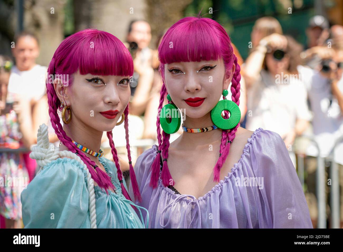 Milan, Italie. 18th juin 2022. Milan, Milan Fashion week, printemps 2023 pour hommes. Milan, mode pour hommes, printemps été 2023. Emporio Armani Fashion Show arrive en photo: Ami et Aya Suzuki le «Amiaya» crédit: Agence de photo indépendante/Alamy Live News Banque D'Images