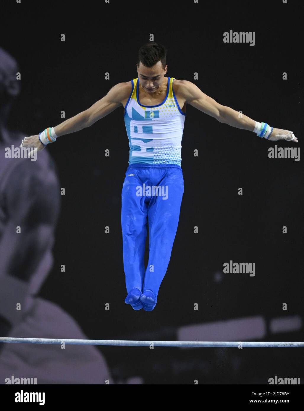 Doha. 18th juin 2022. Milad Karini, du Kazakhstan, participe à l'épreuve de bar horizontal aux Championnats asiatiques de gymnastique artistique senior de 9th à Doha, au Qatar, sur 18 juin 2022. Credit: Nikku/Xinhua/Alay Live News Banque D'Images