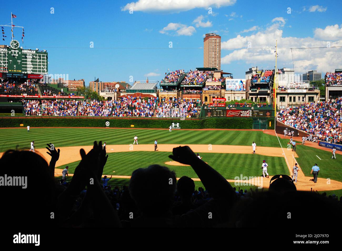 Les fans du Wrigley Field de Chicago applaudissent alors que les Cubs enregistrent la dernière victoire Banque D'Images