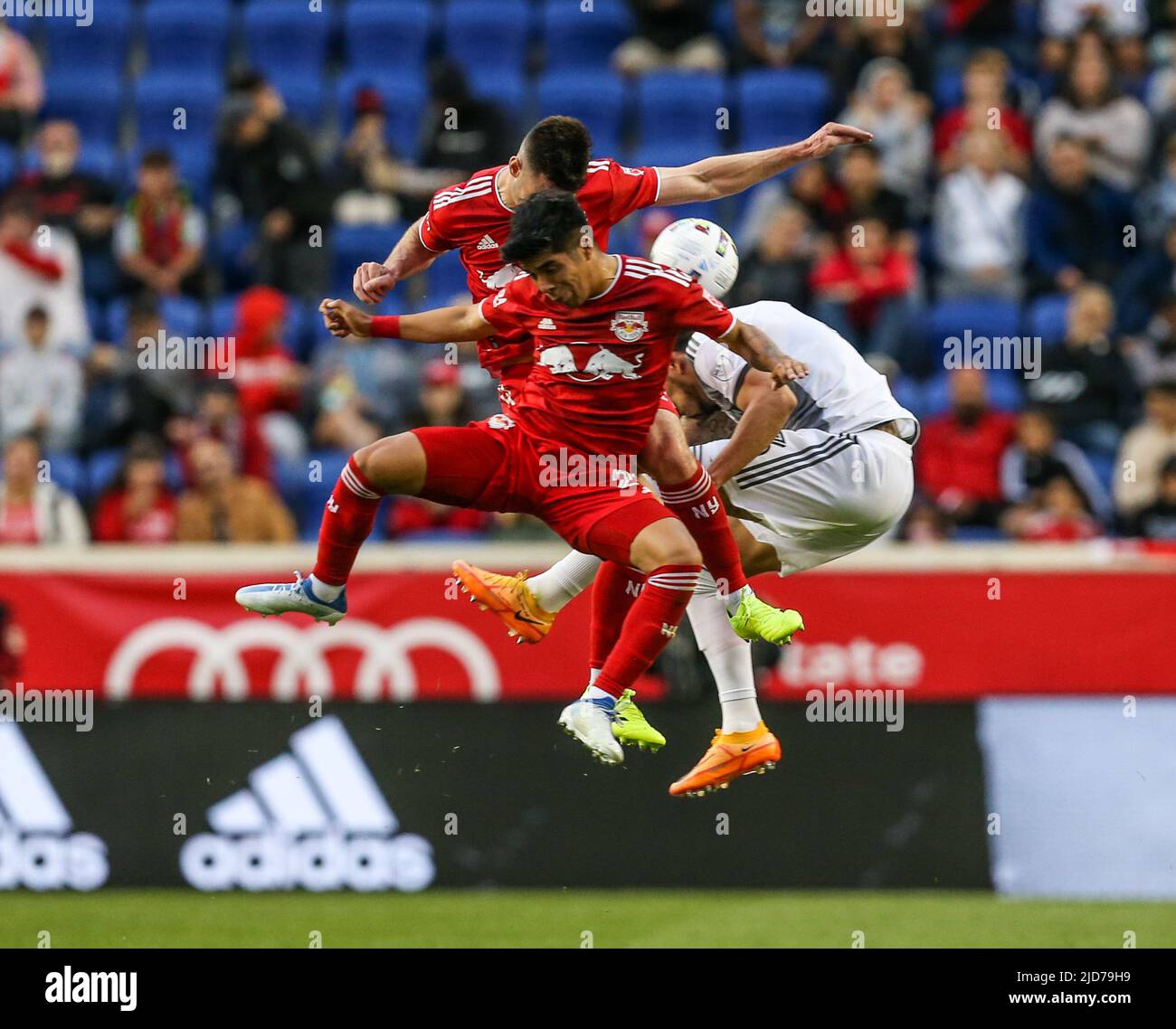 Harrison, NJ, États-Unis. 18th juin 2022. Dylan Nealis, défenseur des Red Bulls de New York (12), et le milieu de terrain des Red Bulls de New York, Omir Fernandez (21), en collision avec le défenseur du FC de Toronto, Carlos Salcedo (3), lors d'un match MLS entre le FC de Toronto et les Red Bulls de New York au Red Bull Arena de Harrison, NJ. New York défait Toronto 2-0. Mike Langish/Cal Sport Media. Crédit : csm/Alay Live News Banque D'Images