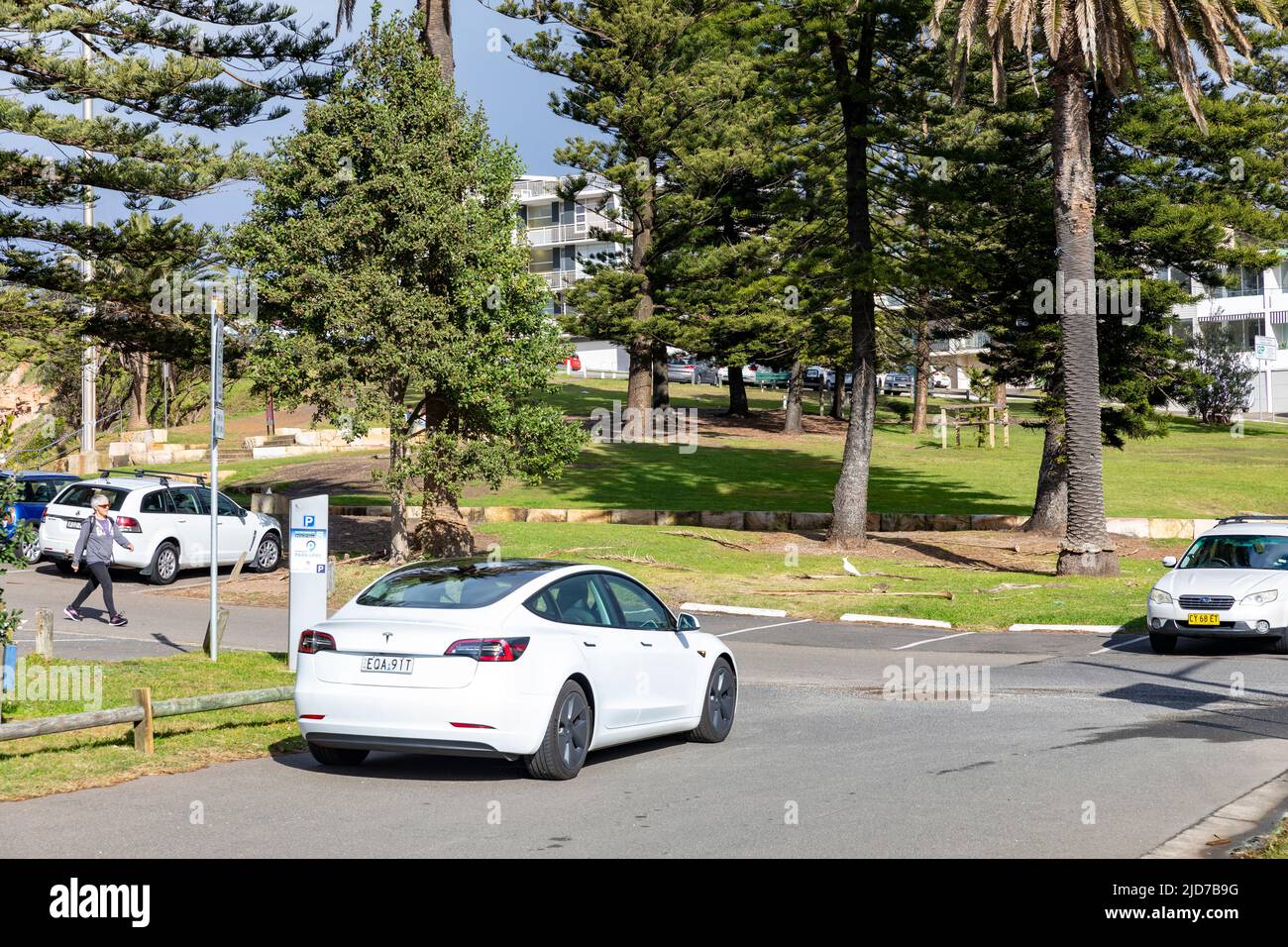 Modèle 2021 blanc Tesla modèle 3 dans une rue de Sydney, ce véhicule électrique est un modèle de berline berline berline à quatre portes, Australie Banque D'Images