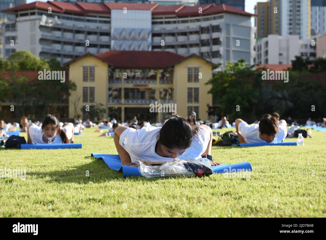 Bangkok, Thaïlande. 19th juin 2022. La Journée internationale du Yoga 8th, par l'Ambassade de l'Inde, Bangkok à partir de 6 h 30. Au terrain de l'Université de Srinakharinwirot, soi Sukhumvit 23, Khet Watthana, Krung Thep Maha Nakhon, où le gouvernement a assoupli la section, la prévention du covid-19 pour les personnes à retourner à la vie normale et la maladie est endémique. (Photo de Teera Noisakran/Pacific Press) Credit: Pacific Press Media production Corp./Alay Live News Banque D'Images