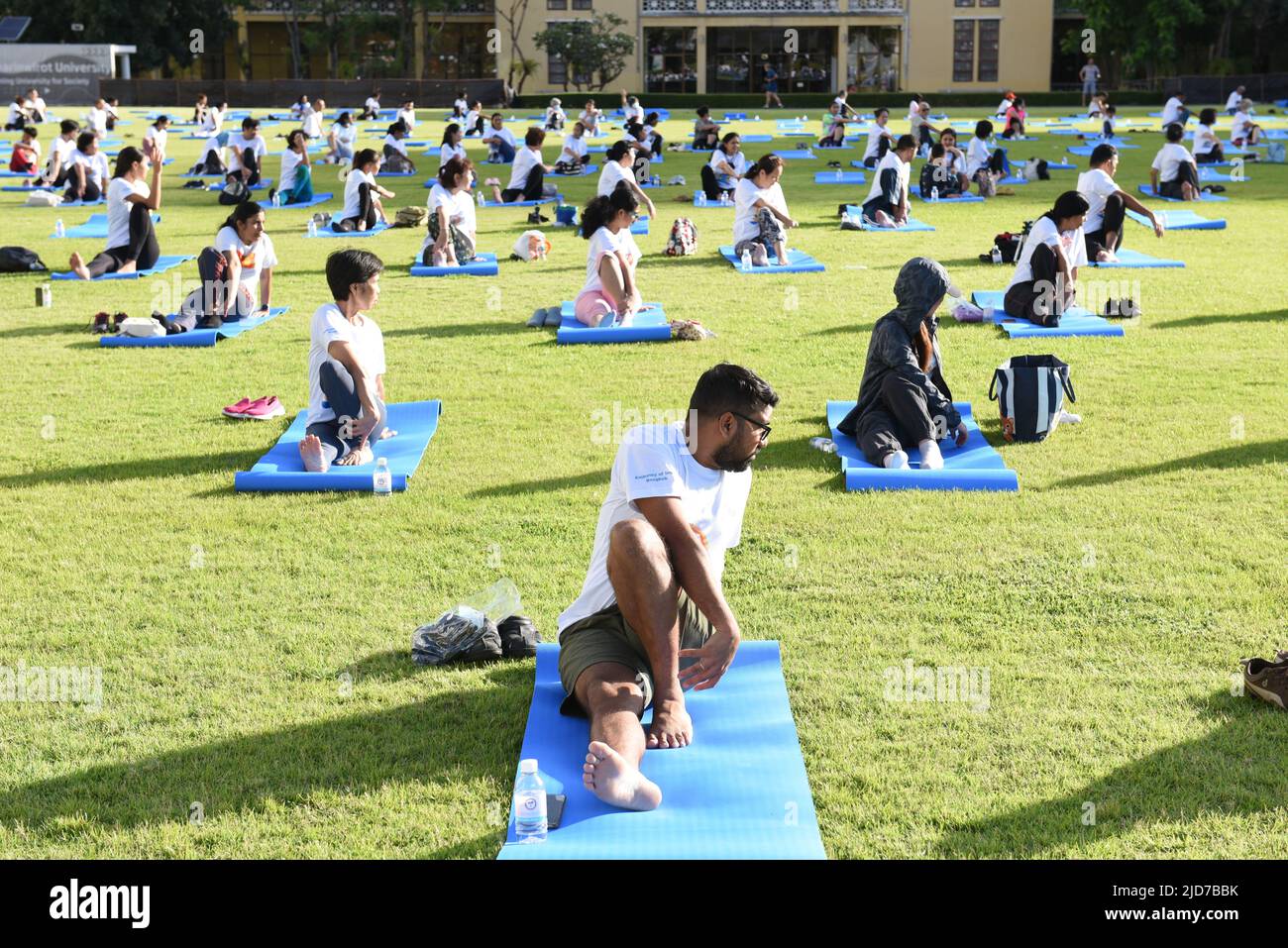 Bangkok, Thaïlande. 19th juin 2022. La Journée internationale du Yoga 8th, par l'Ambassade de l'Inde, Bangkok à partir de 6 h 30. Au terrain de l'Université de Srinakharinwirot, soi Sukhumvit 23, Khet Watthana, Krung Thep Maha Nakhon, où le gouvernement a assoupli la section, la prévention du covid-19 pour les personnes à retourner à la vie normale et la maladie est endémique. (Photo de Teera Noisakran/Pacific Press) Credit: Pacific Press Media production Corp./Alay Live News Banque D'Images