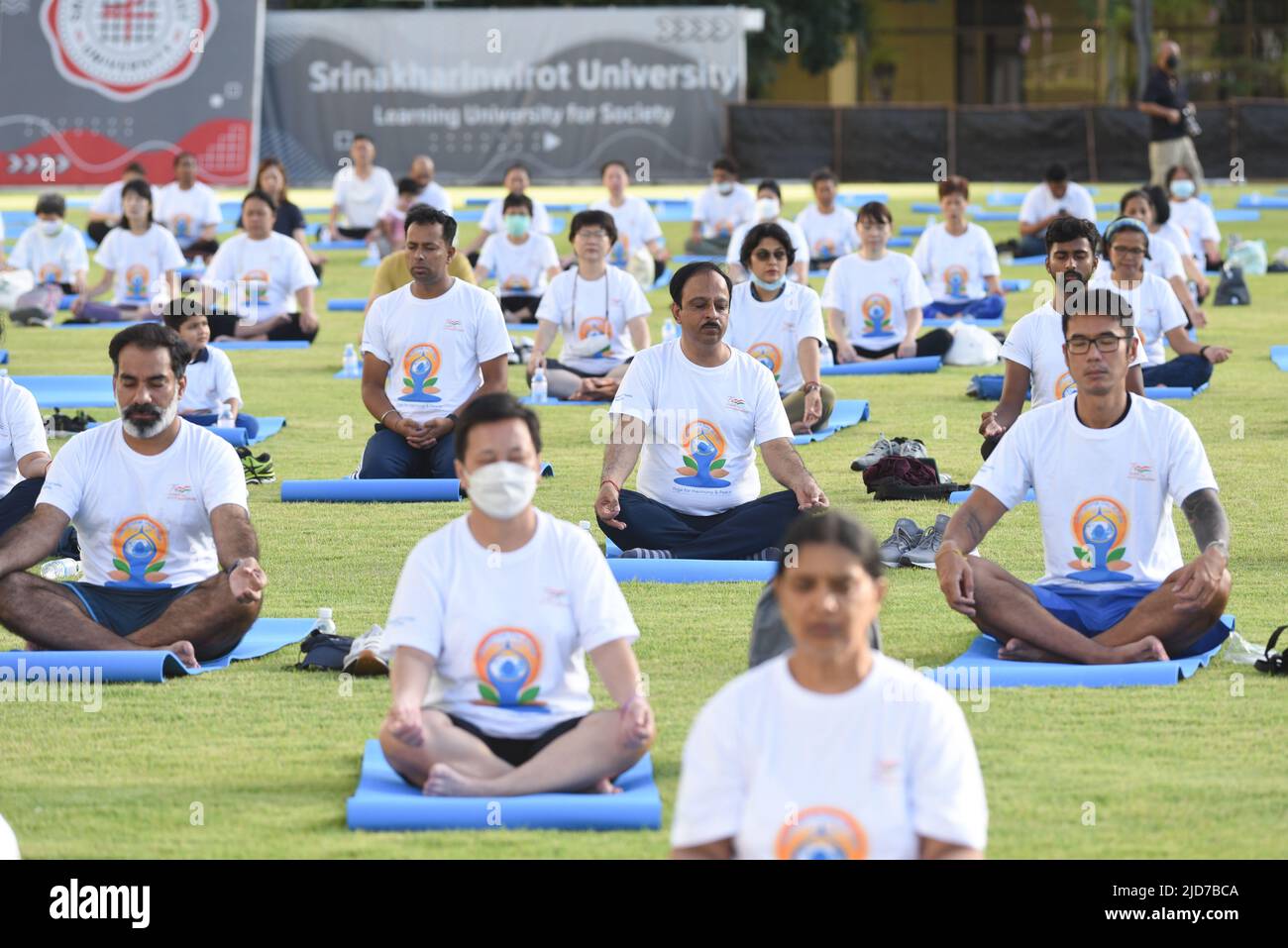 Bangkok, Thaïlande. 19th juin 2022. La Journée internationale du Yoga 8th, par l'Ambassade de l'Inde, Bangkok à partir de 6 h 30. Au terrain de l'Université de Srinakharinwirot, soi Sukhumvit 23, Khet Watthana, Krung Thep Maha Nakhon, où le gouvernement a assoupli la section, la prévention du covid-19 pour les personnes à retourner à la vie normale et la maladie est endémique. (Photo de Teera Noisakran/Pacific Press) Credit: Pacific Press Media production Corp./Alay Live News Banque D'Images