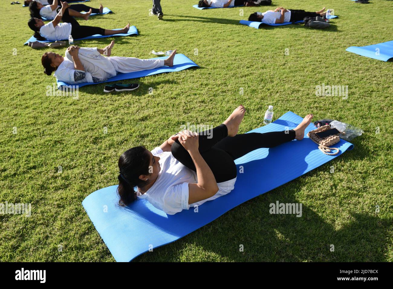 Bangkok, Thaïlande. 19th juin 2022. La Journée internationale du Yoga 8th, par l'Ambassade de l'Inde, Bangkok à partir de 6 h 30. Au terrain de l'Université de Srinakharinwirot, soi Sukhumvit 23, Khet Watthana, Krung Thep Maha Nakhon, où le gouvernement a assoupli la section, la prévention du covid-19 pour les personnes à retourner à la vie normale et la maladie est endémique. (Photo de Teera Noisakran/Pacific Press) Credit: Pacific Press Media production Corp./Alay Live News Banque D'Images