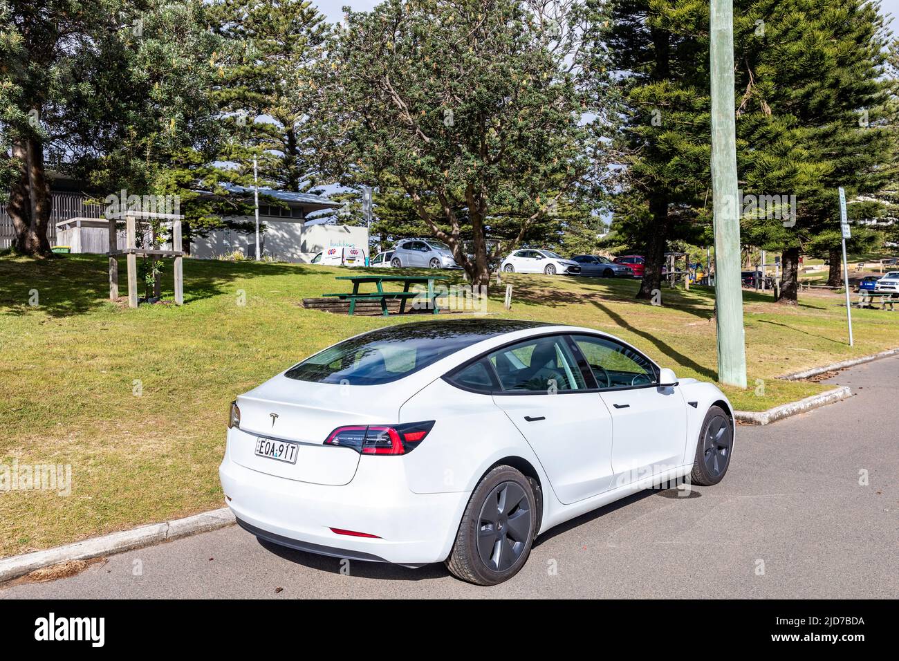 Voiture électrique Tesla modèle 3, modèle 2021, garée à Avalon Beach, Sydney, Australie Banque D'Images