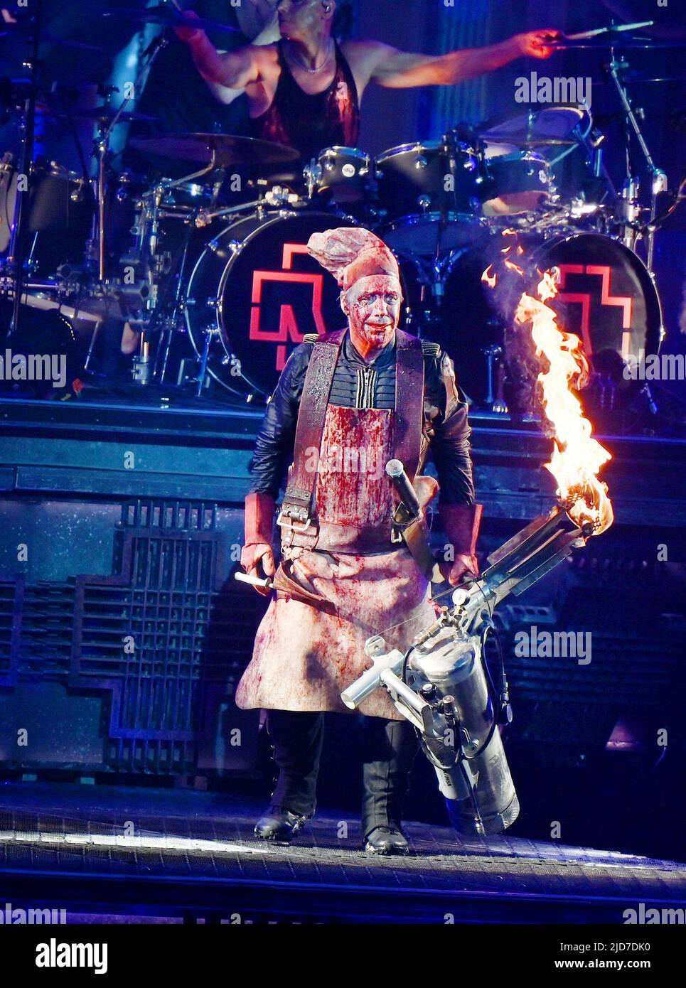 Düsseldorf, Allemagne. 18th juin 2022. Le chanteur de Rammstein till Lindemann interprète la chanson « Mein Teil » sur scène. Rammstein est en tournée en Allemagne avec son nouvel album 'Zeit'. Credit: Malte Krudewig/dpa/Alay Live News Banque D'Images