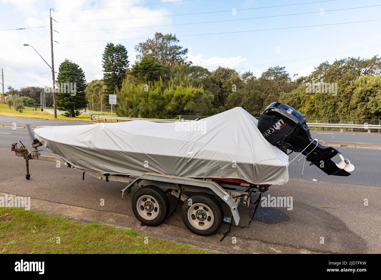 Bateau sur une remorque avec moteur hors-bord stationné dans une route de rue de Sydney, Nouvelle-Galles du Sud, Australie Banque D'Images