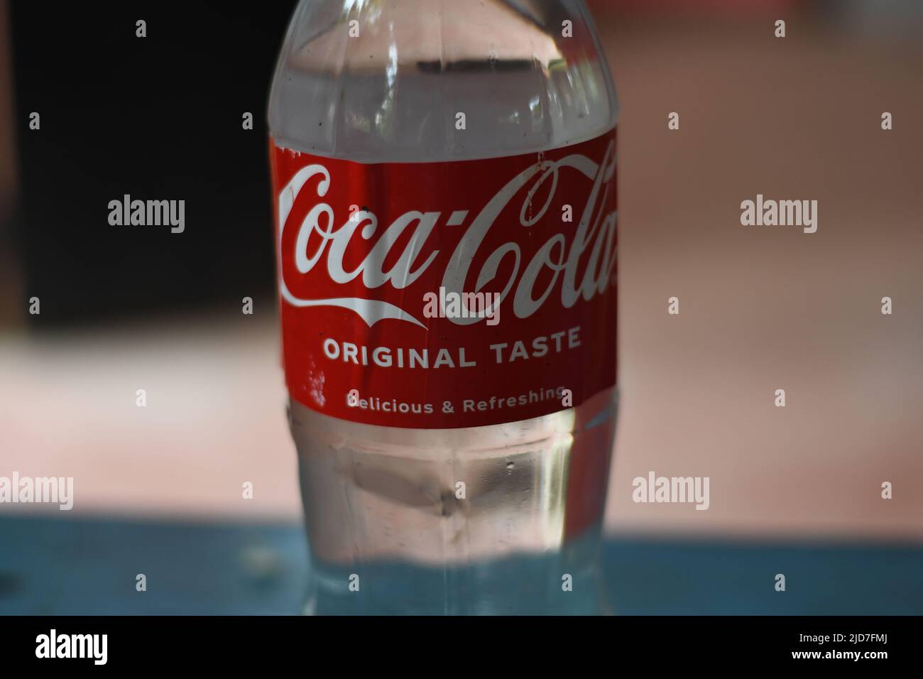 Image de gros plan de bouteille Coca Cola sélective Banque D'Images