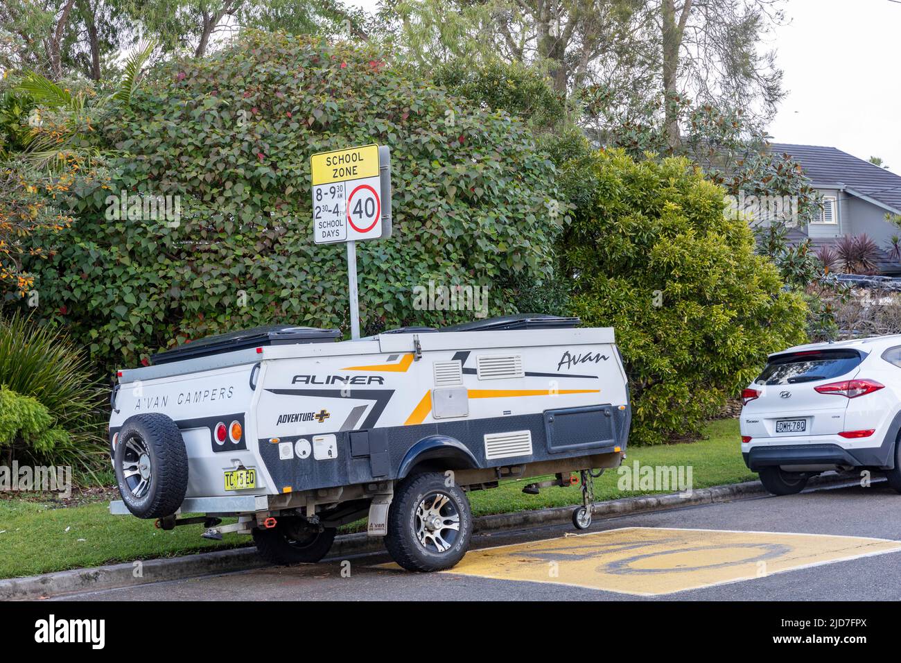 Une remorque de camping-car repliable Avan stationnée dans une rue de Sydney, en Nouvelle-Galles du Sud, en Australie, dans un panneau de zone scolaire Banque D'Images