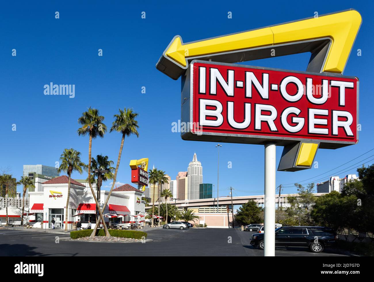 HAMBURGER IN-N-OUT près de Tropicana Blvd, Las Vegas, Nevada, avec des palmiers en croisant Banque D'Images