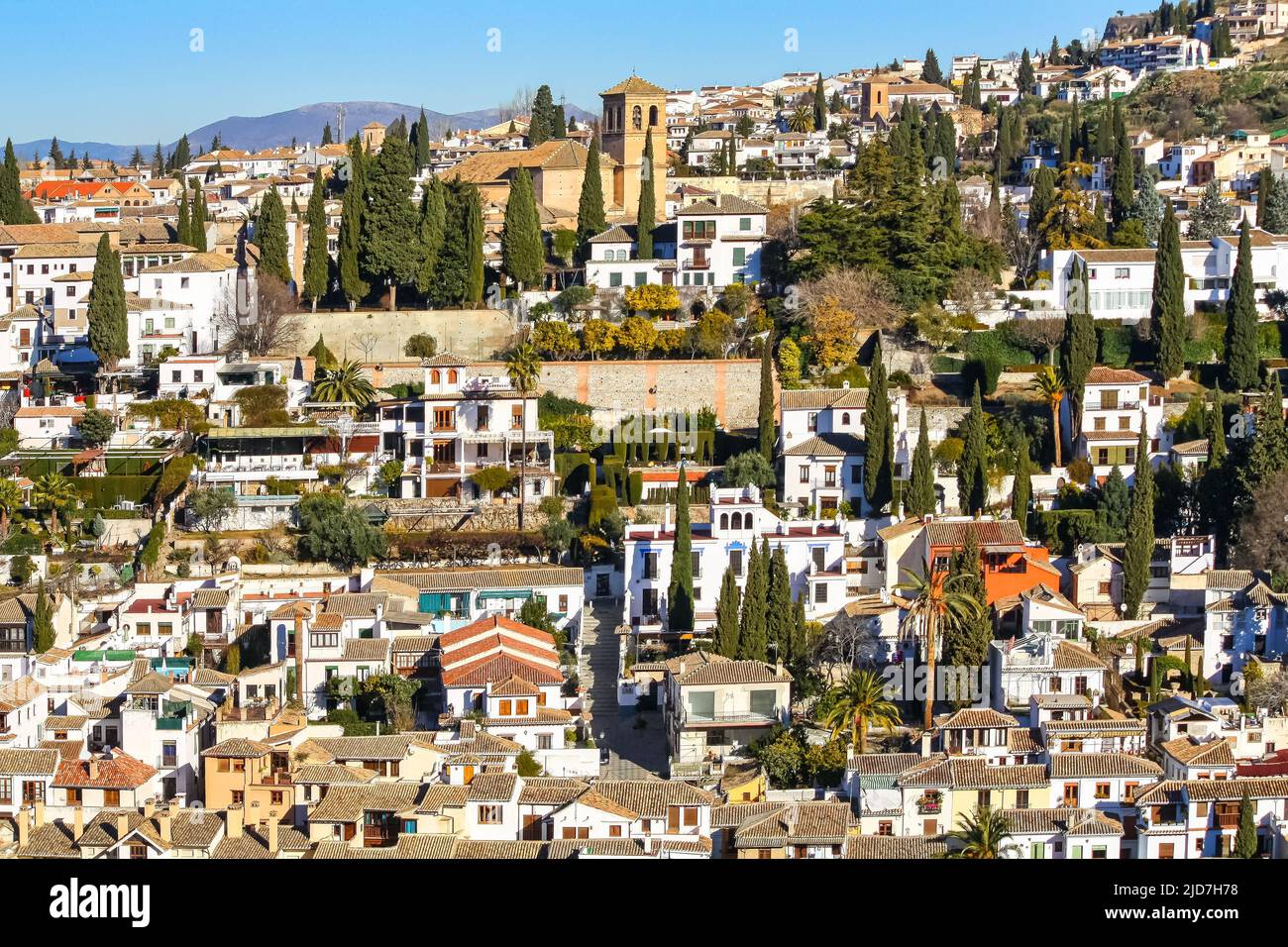 Quartier Albaicin à Grenade avec ses vieilles maisons et églises. L'Alhambra. Banque D'Images