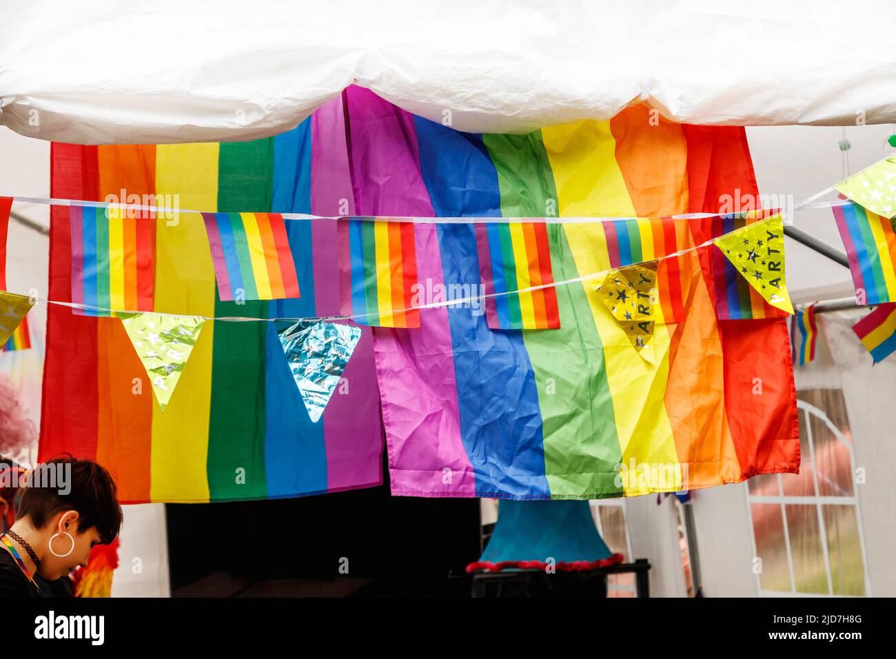 Coloré Stripes arc-en-ciel drapeau LGBT queer à Stoke gay Pride événement à Hanley Park samedi 18th juin 2022 Banque D'Images