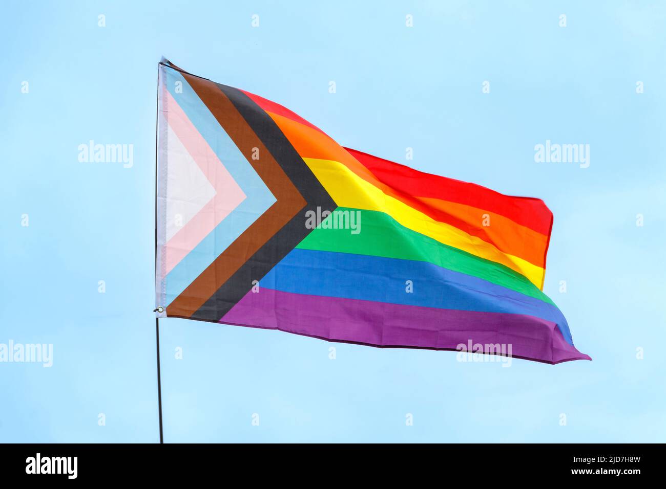 concept de drapeaux arc-en-ciel LGBT bisexuel trans queer aux rayures colorées : drapeau de la fierté du progrès interdit par les conseils de réforme Banque D'Images