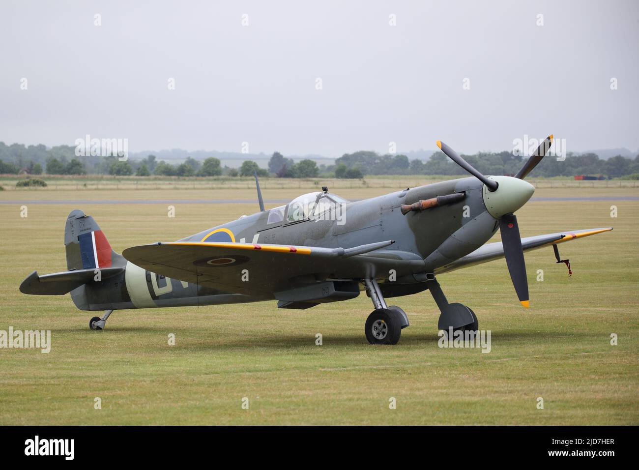 Duxford, Royaume-Uni, 18th juin 2022, Un grand nombre d'avions historiques ont créé un spectacle au salon de l'air d'été de l'IWM Duxford. SupermarineSpitfire Mk VC stationné sur le terrain d'aviation. Banque D'Images