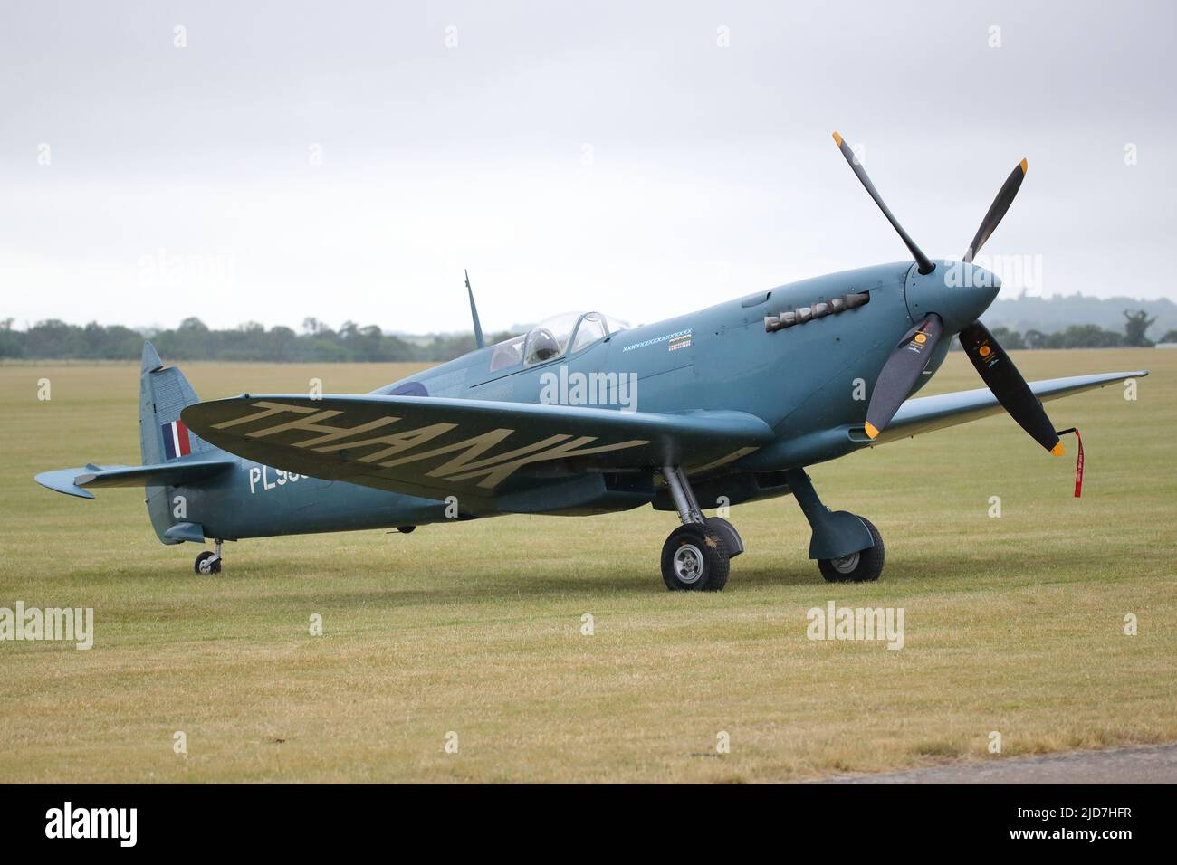 Duxford, Royaume-Uni, 18th juin 2022, Un grand nombre d'avions historiques ont créé un spectacle au salon de l'air d'été de l'IWM Duxford. Avion de reconnaissance NHS Spitfire PR XI stationné sur le terrain d'aviation. Banque D'Images