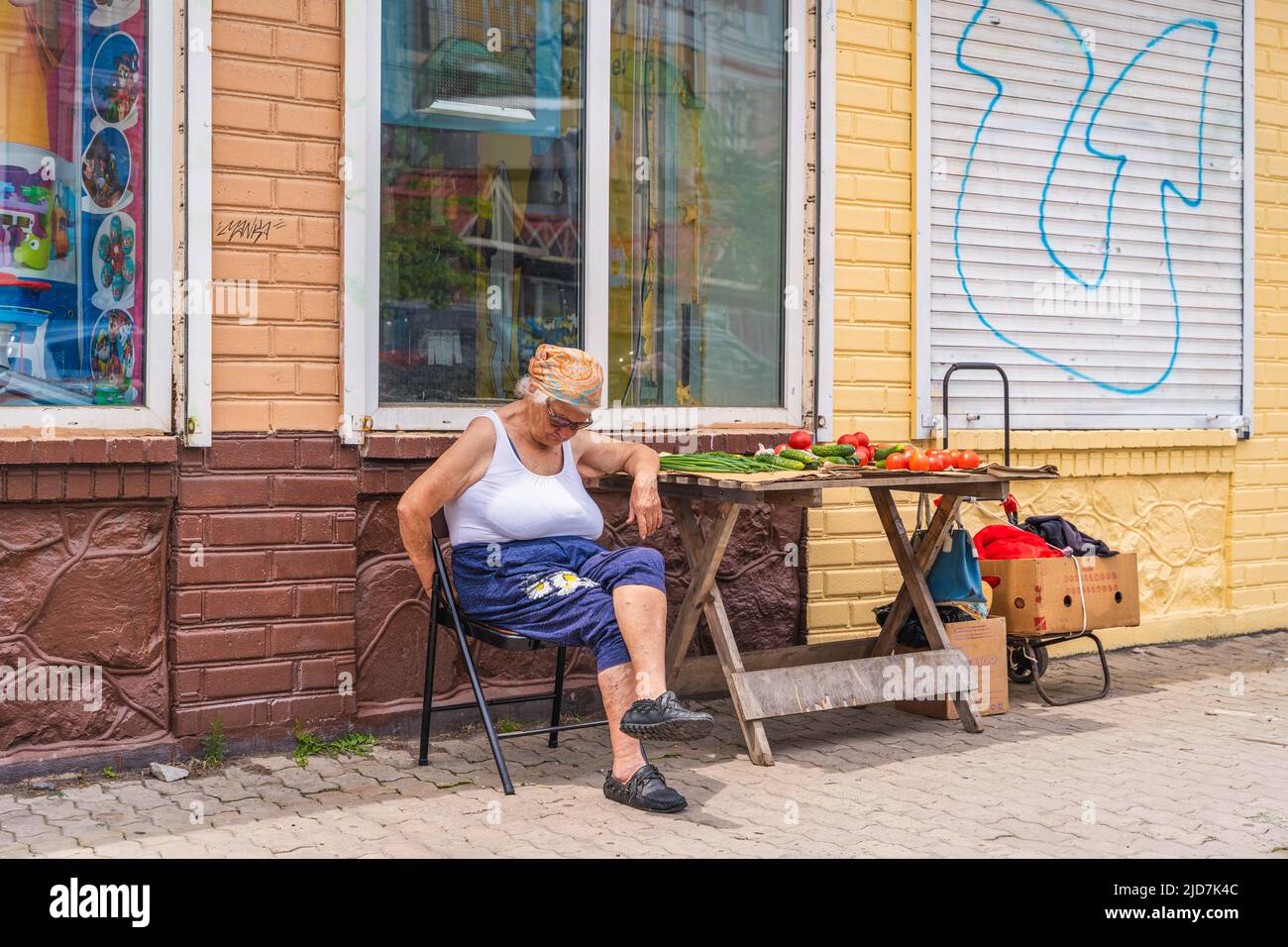 Vladivostok, Russie. 18th juin 2022. Une femme repose sur son stand de légumes dans une rue à Vladivostok, en Russie, en 18 juin 2022. Credit: Guo Feizhou/Xinhua/Alamy Live News Banque D'Images