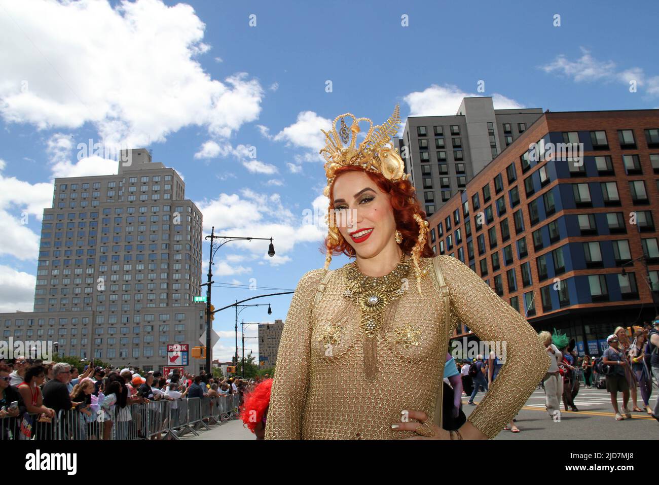 New York, New York, États-Unis. 18th juin 2022. 15 juin 2022 NEW YORK. La parade annuelle de la sirène 40th. Est revenue après une absence de deux ans due à Covid. Les fêtards dansent dans les rues tandis que des groupes de musiciens/groupes jouent en marchant le long de la route de parade (Credit image: © Bruce Cotler/ZUMA Press Wire) Credit: ZUMA Press, Inc./Alay Live News Banque D'Images